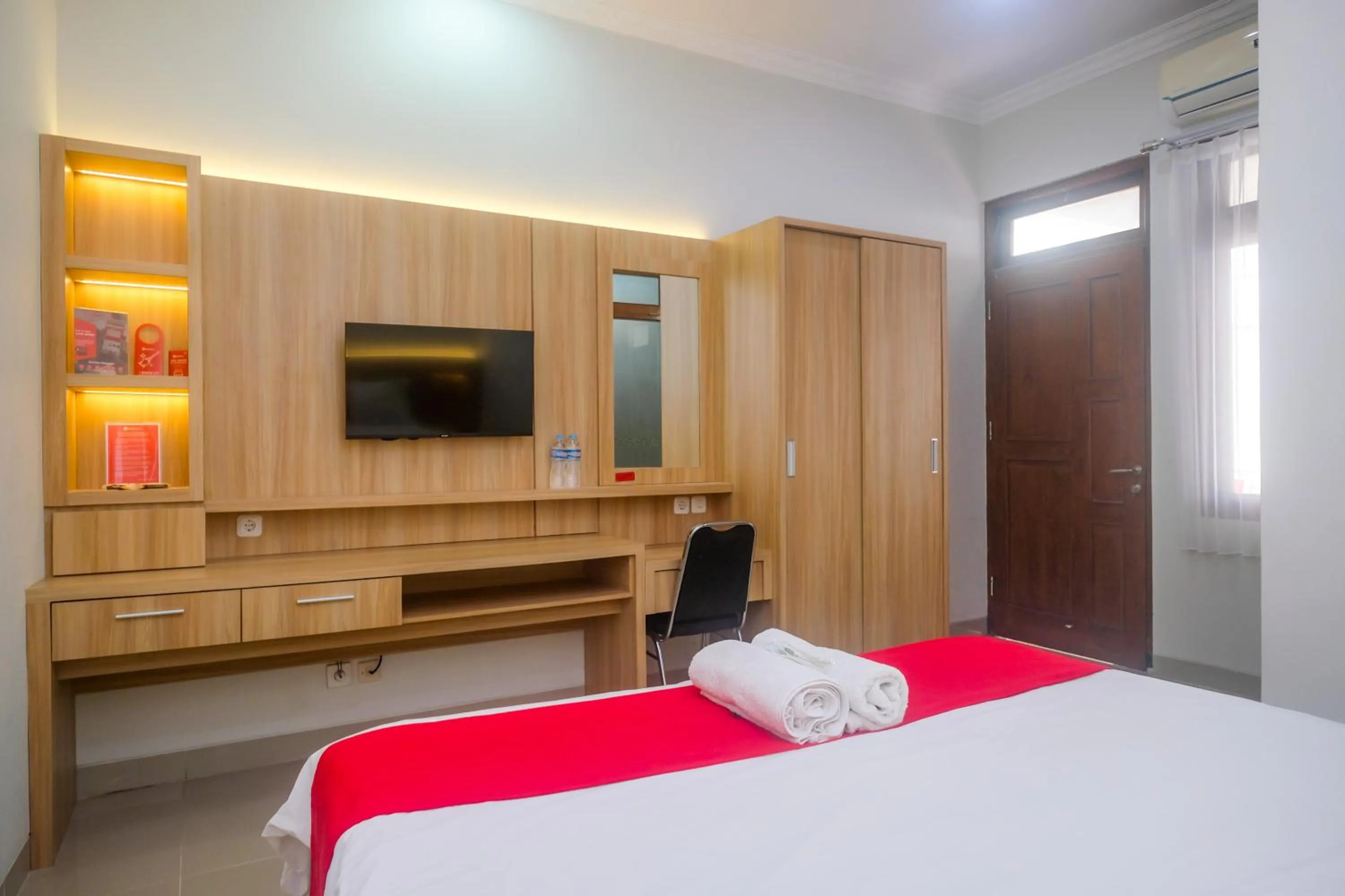 TV and multimedia, Bed in RedDoorz Syariah near Jogja City Mall 2