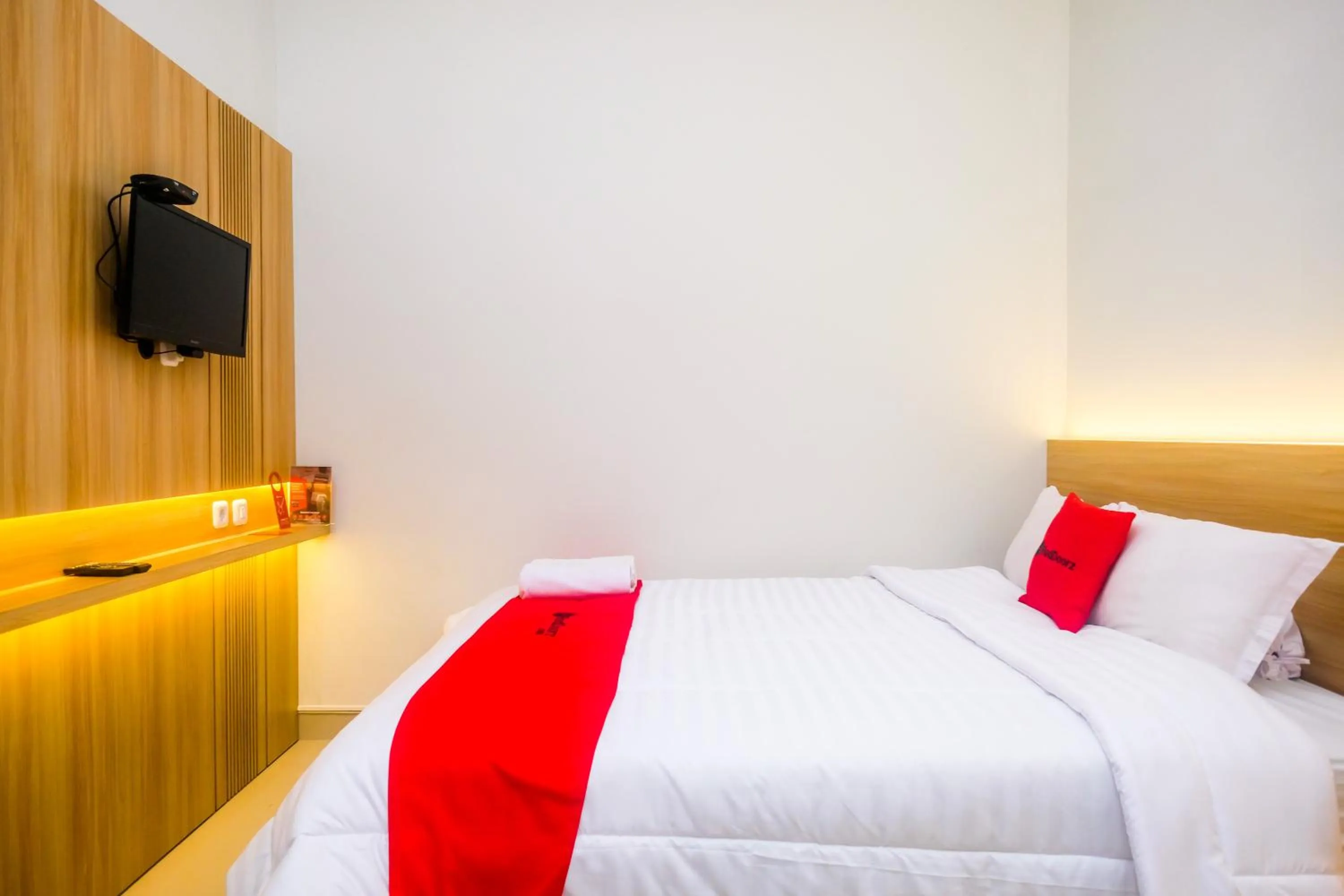 Bedroom, Bed in RedDoorz Syariah near Jogja City Mall 2