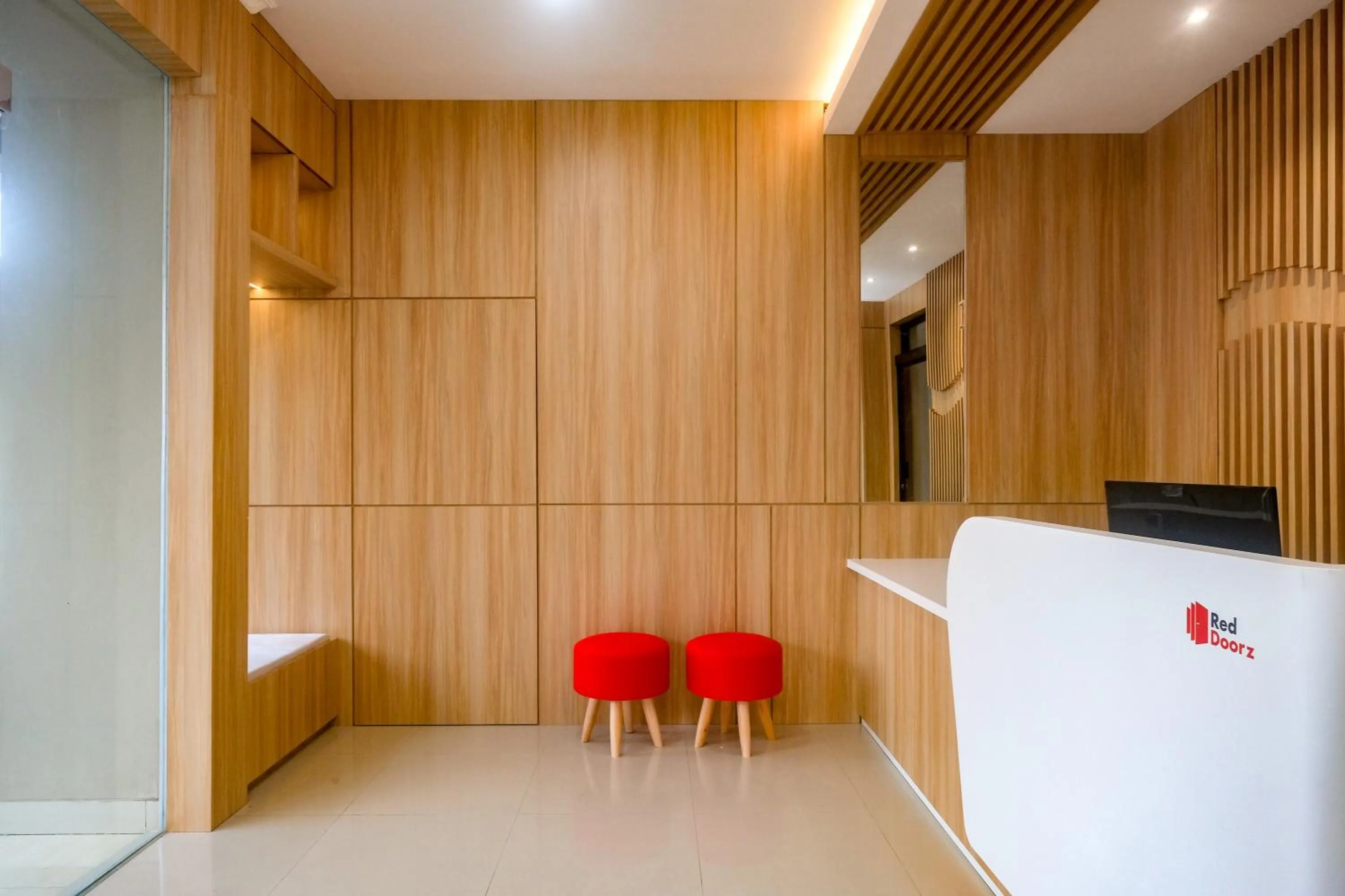 Lobby or reception in RedDoorz Syariah near Jogja City Mall 2
