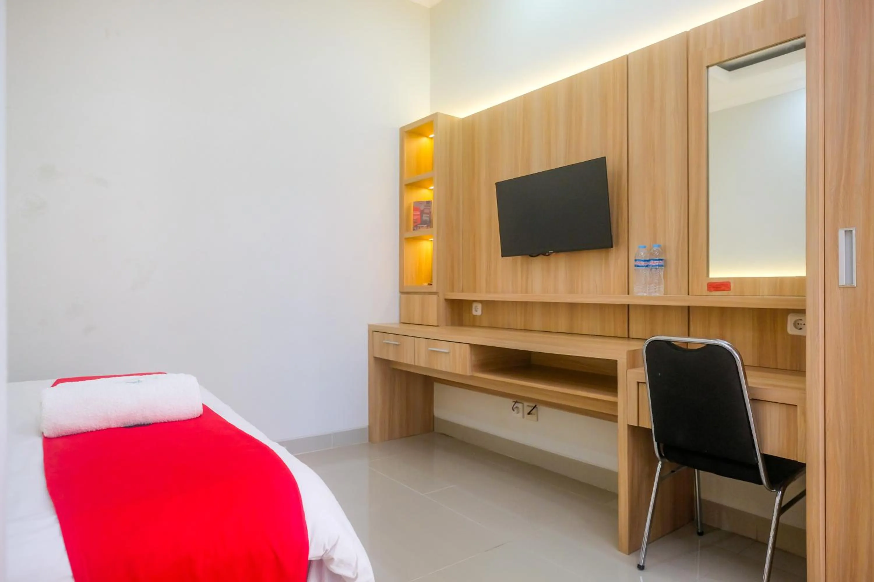 TV and multimedia, Bed in RedDoorz Syariah near Jogja City Mall 2