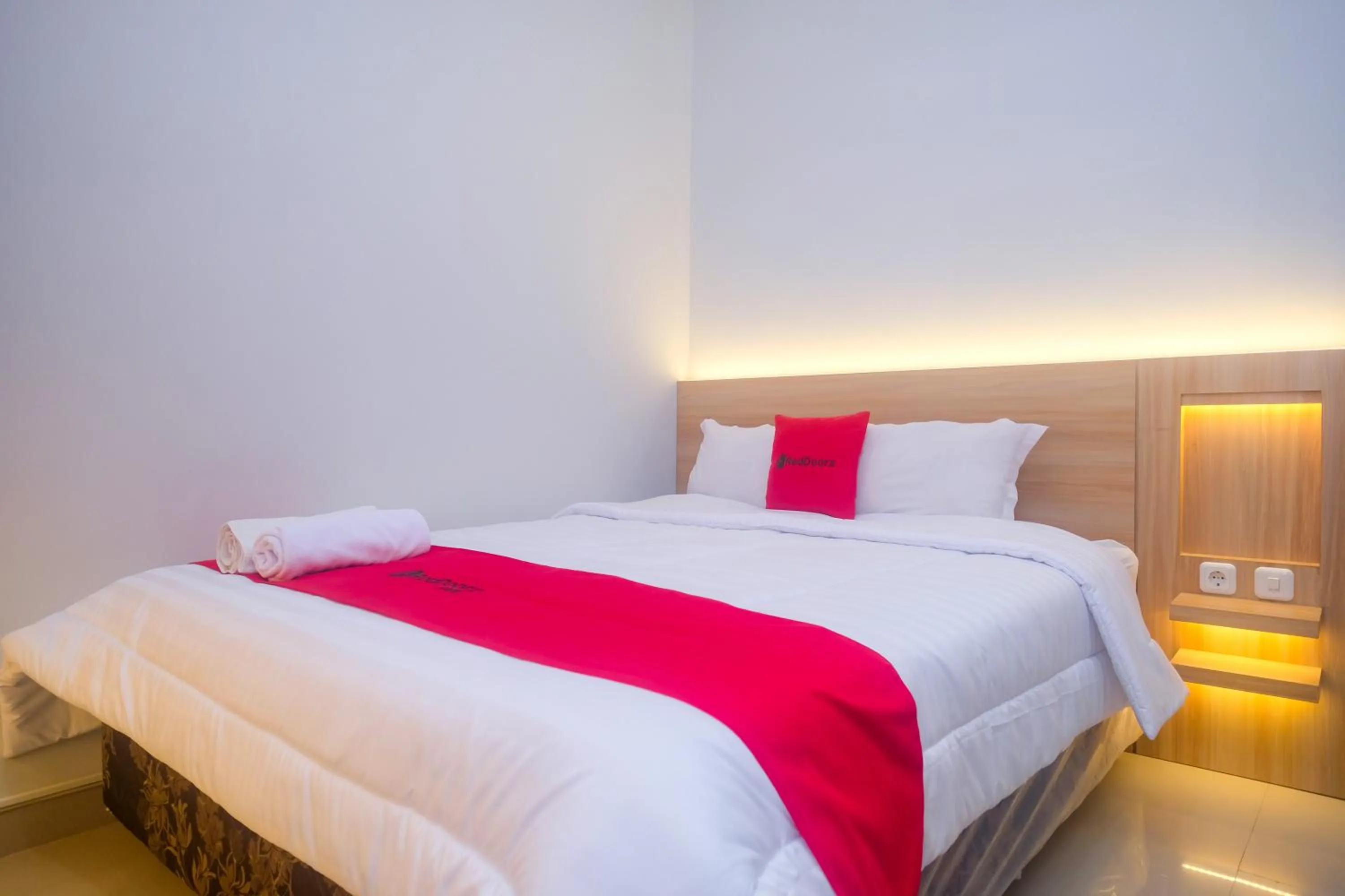 Bedroom, Bed in RedDoorz Syariah near Jogja City Mall 2