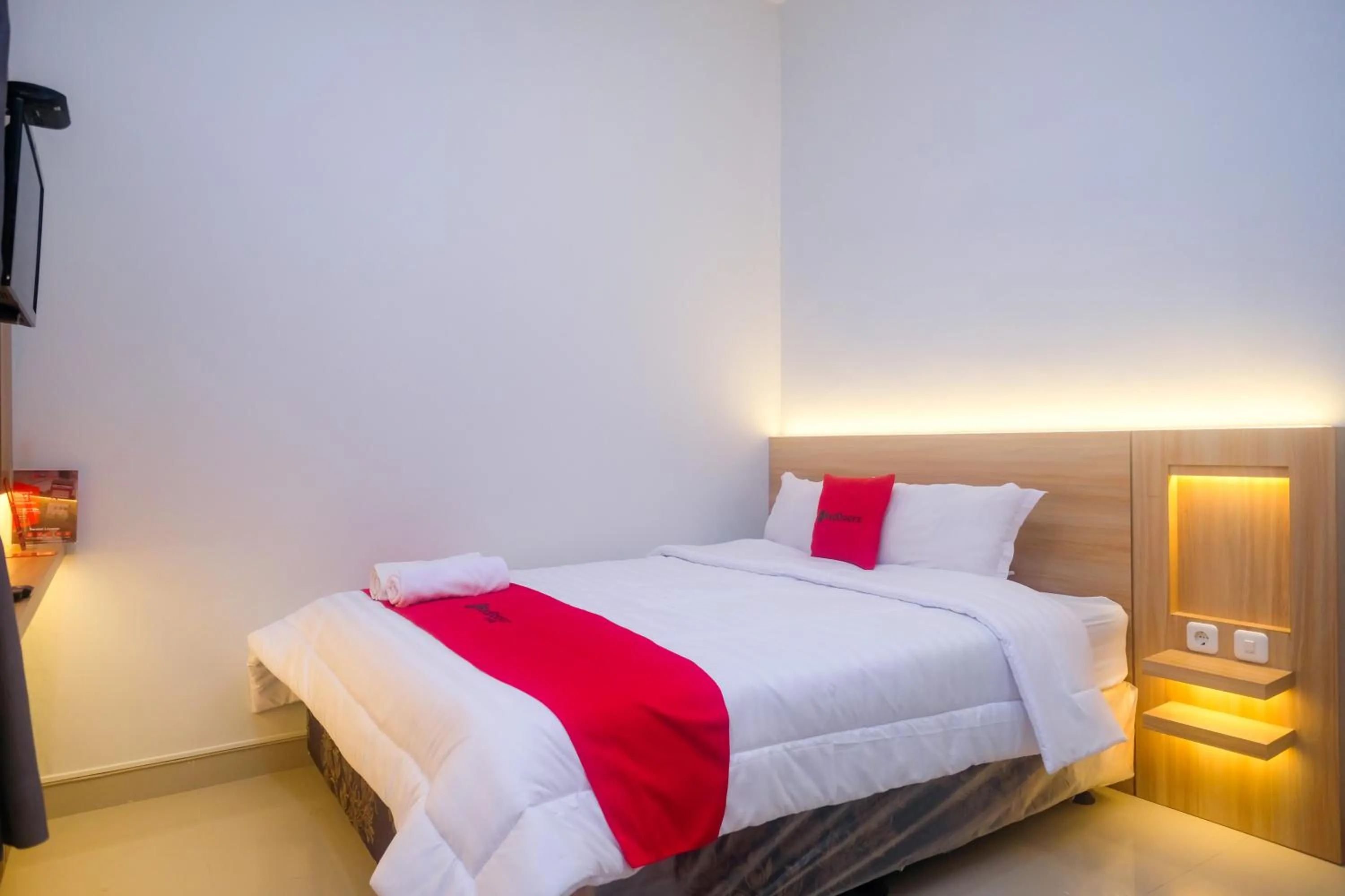 Bedroom, Bed in RedDoorz Syariah near Jogja City Mall 2