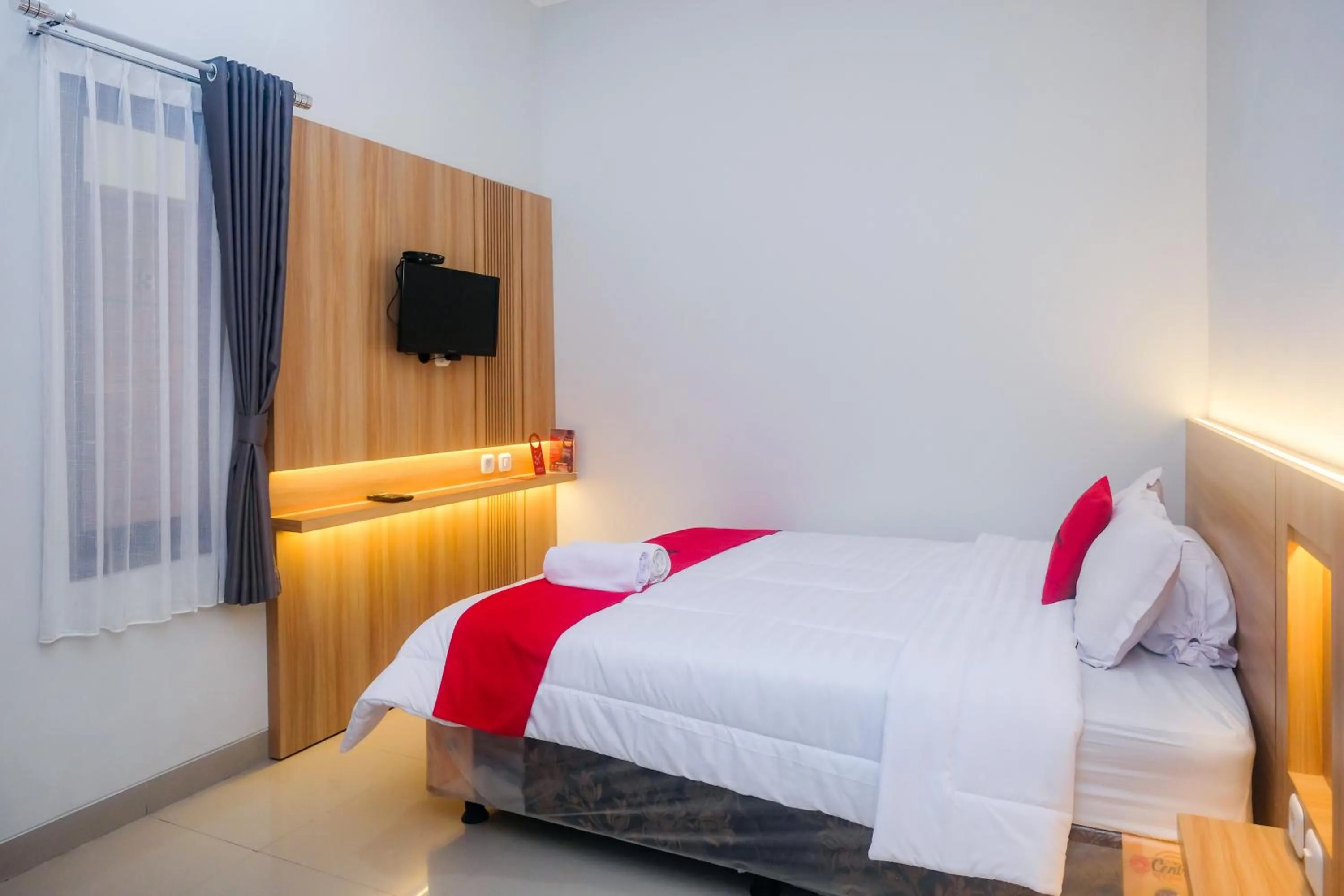 Bedroom, Bed in RedDoorz Syariah near Jogja City Mall 2