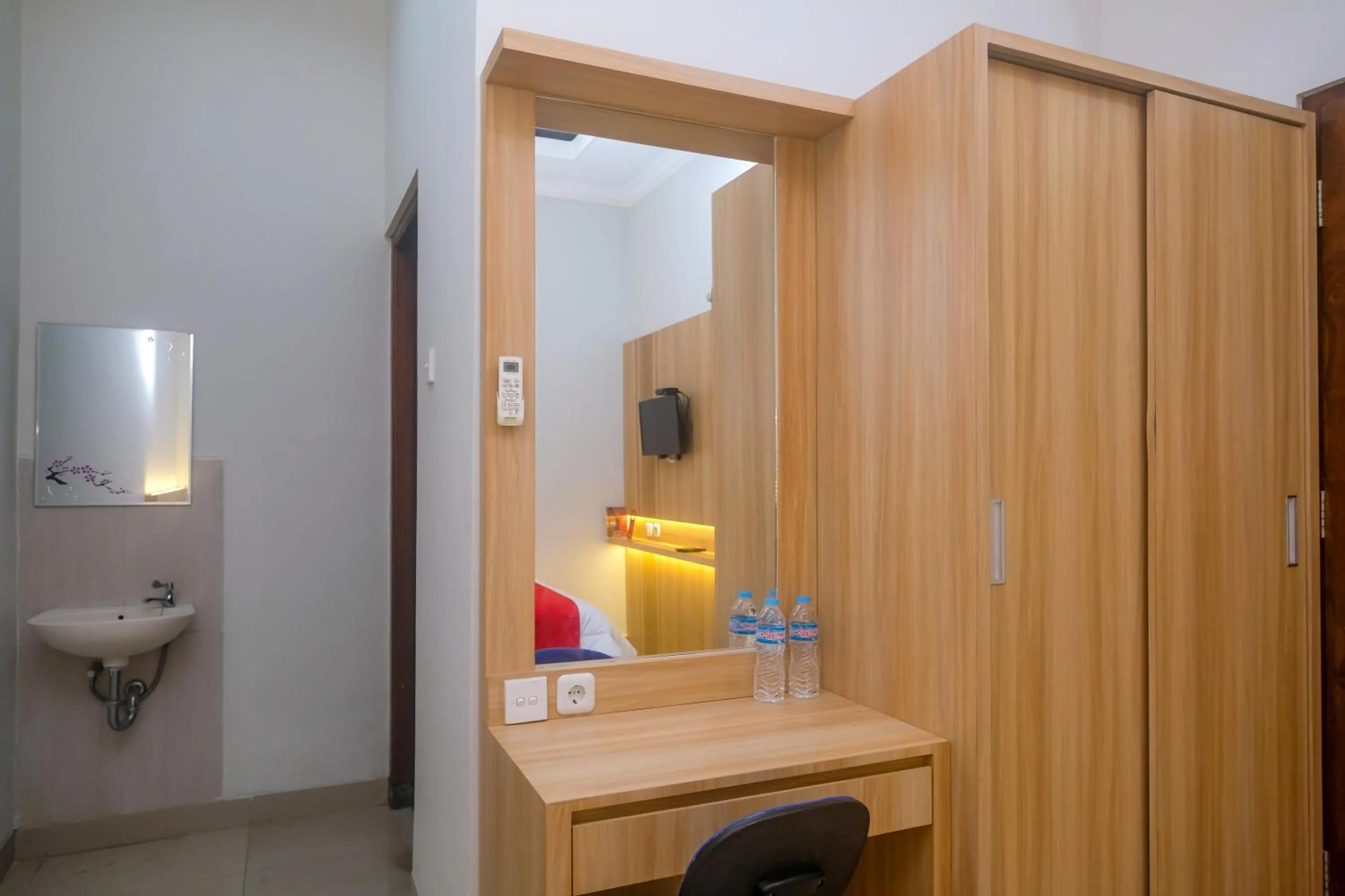 wardrobe in RedDoorz Syariah near Jogja City Mall 2