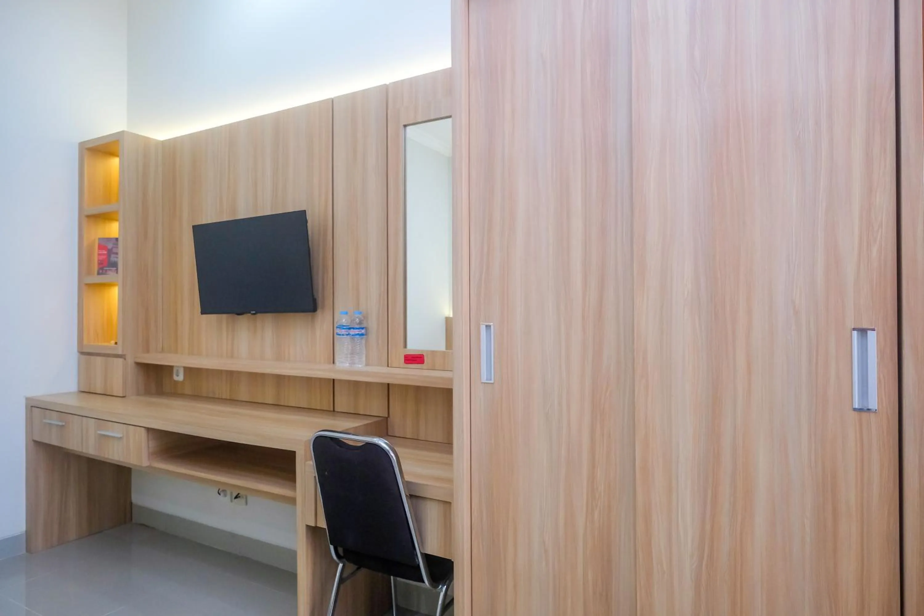 TV and multimedia in RedDoorz Syariah near Jogja City Mall 2