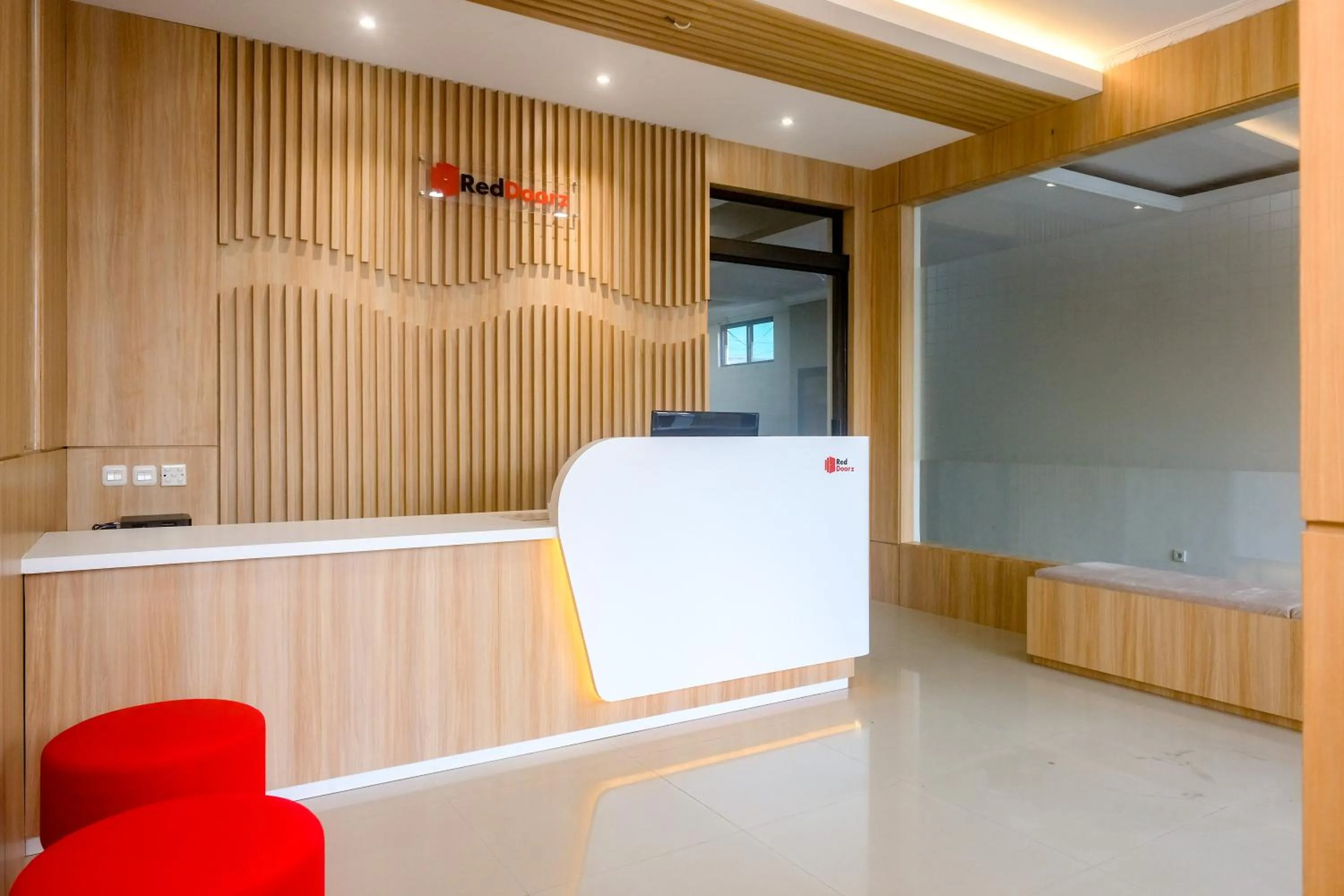 Lobby or reception in RedDoorz Syariah near Jogja City Mall 2