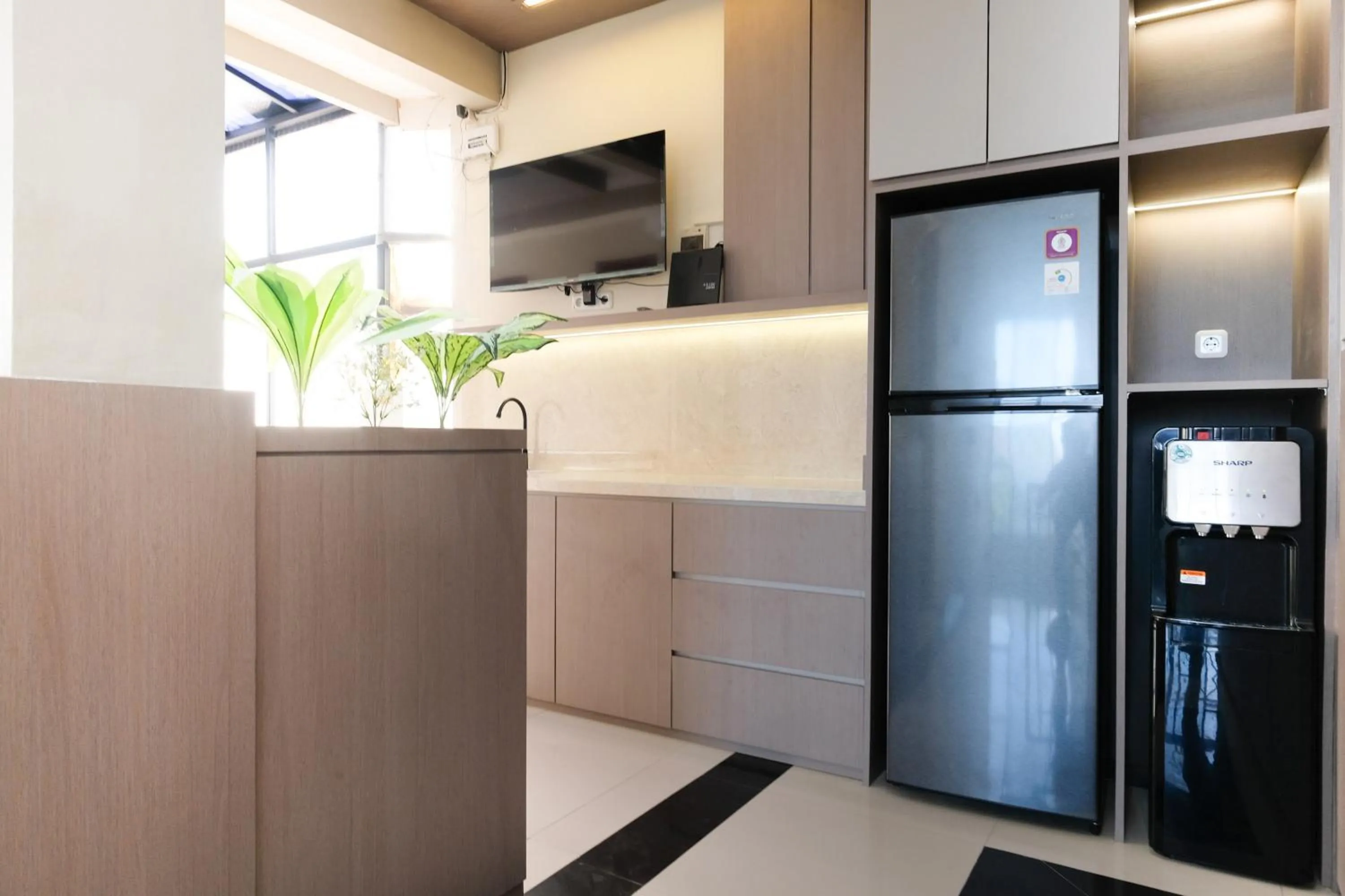 Kitchen or kitchenette in RedDoorz Syariah near Jogja City Mall 2