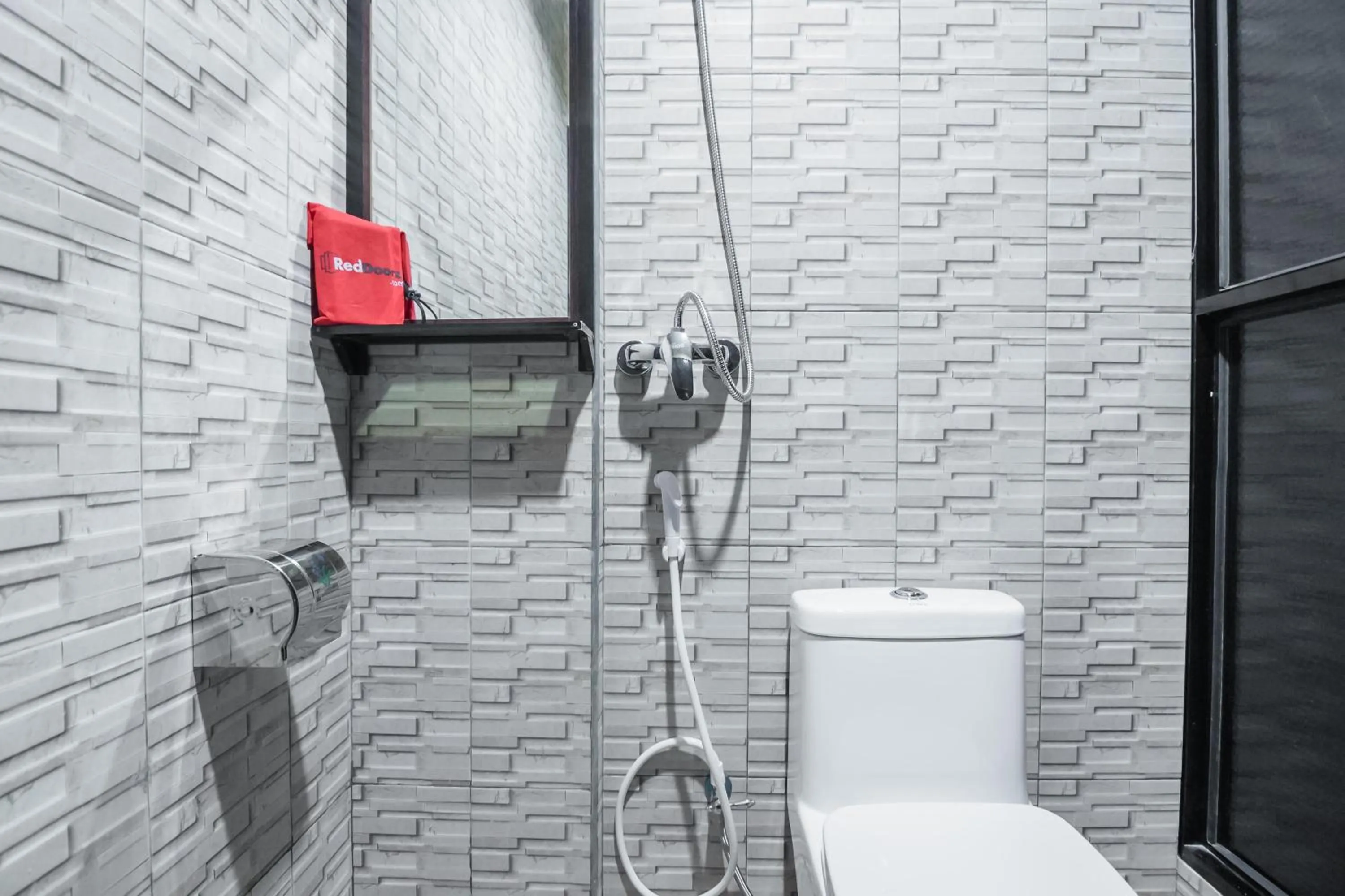 Toilet in RedDoorz @ Batu Aji Batam 2