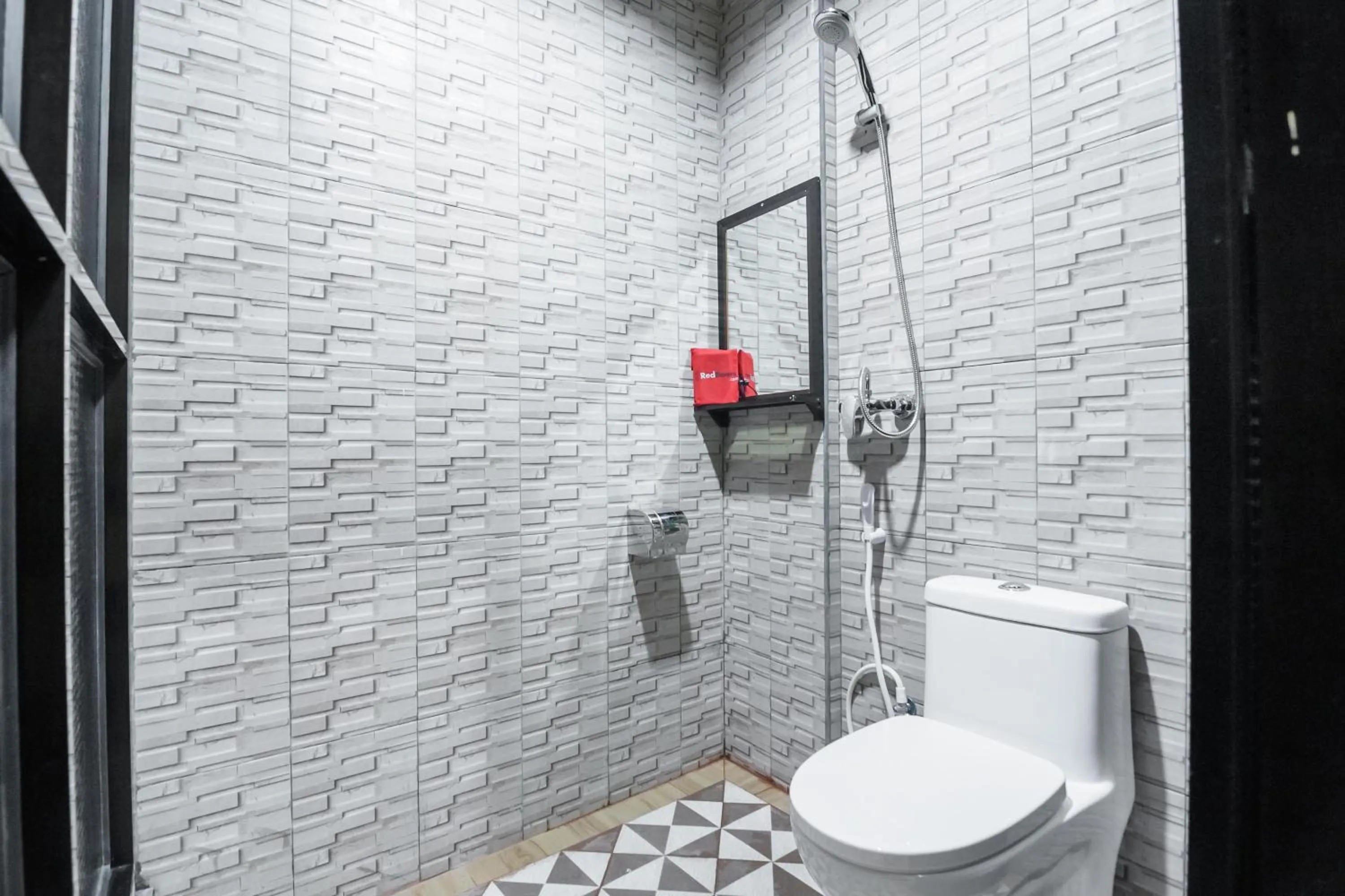 Shower in RedDoorz @ Batu Aji Batam 2