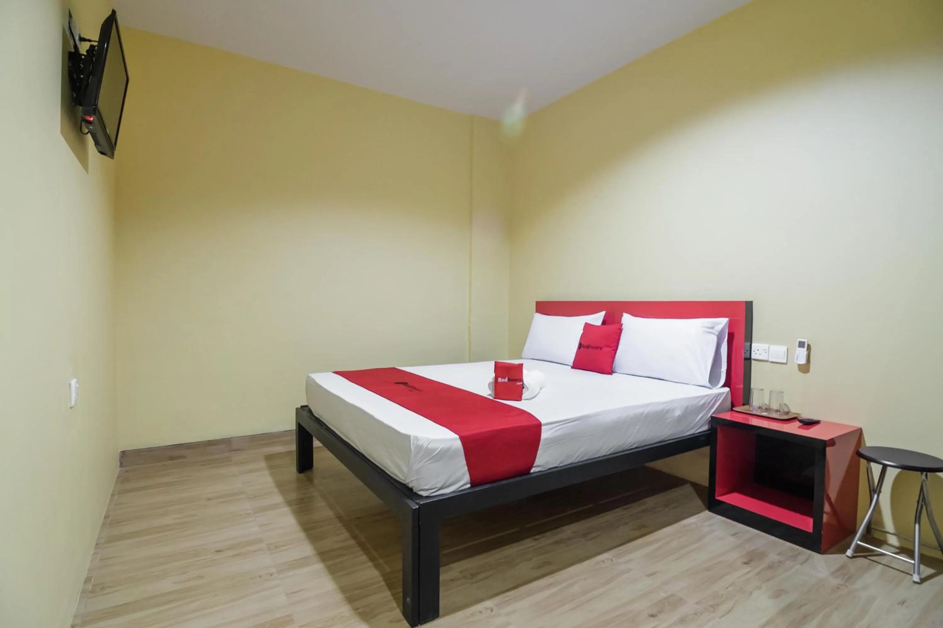 Bedroom, Bed in RedDoorz @ Batu Aji Batam 2