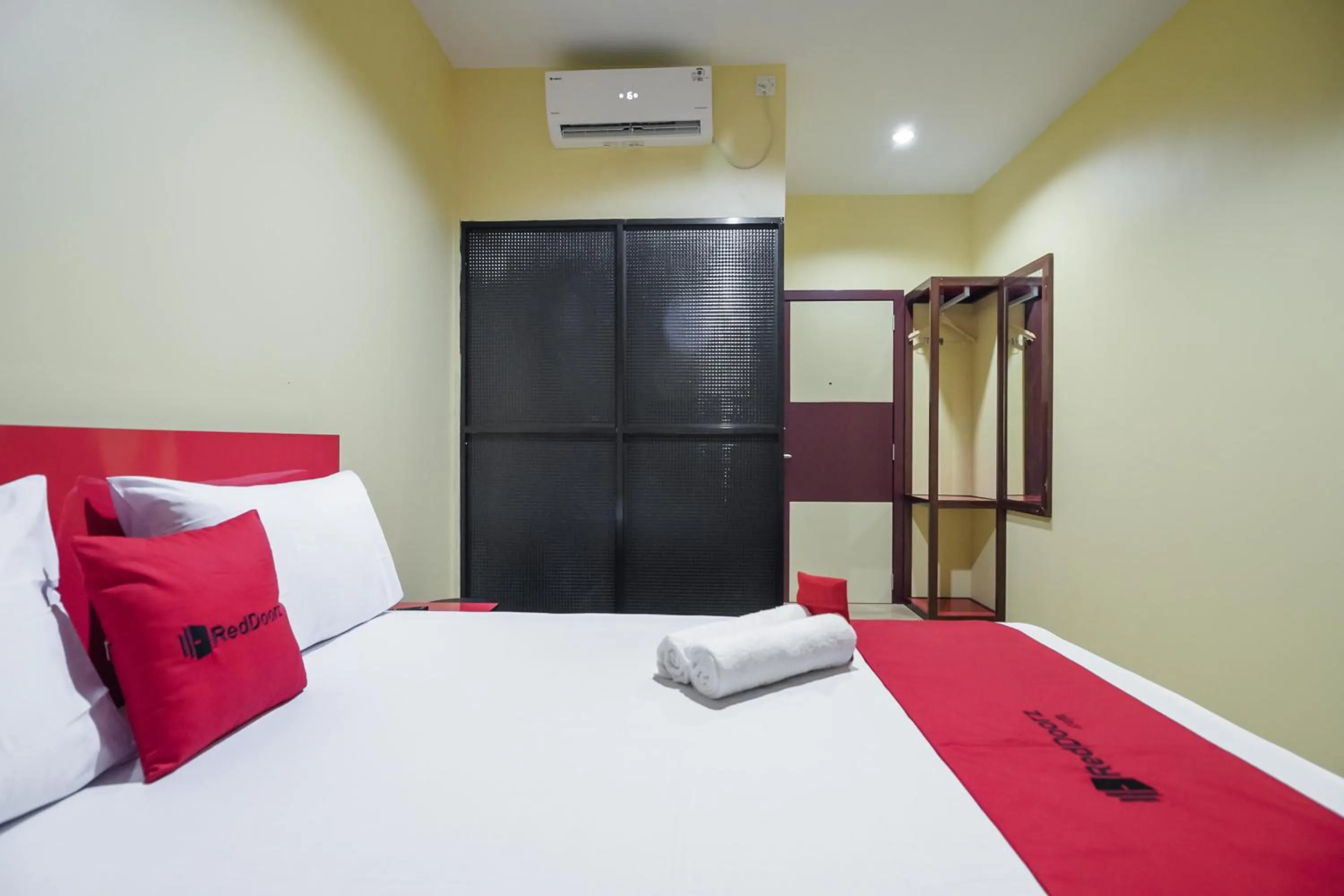 Bedroom, Bed in RedDoorz @ Batu Aji Batam 2