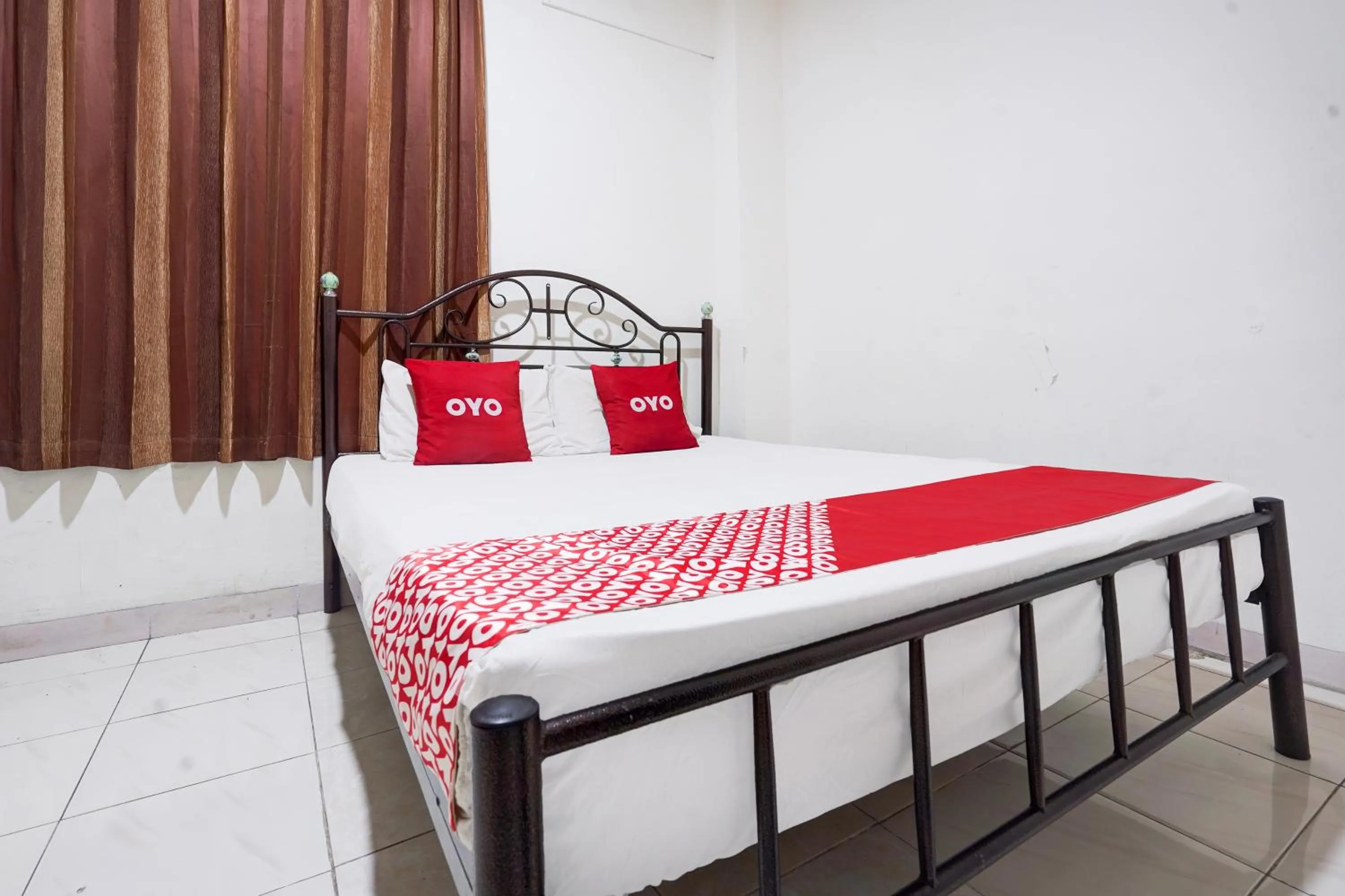 Photo of the whole room, Bed in Hotel O Rappocini Near Rsia Paramount