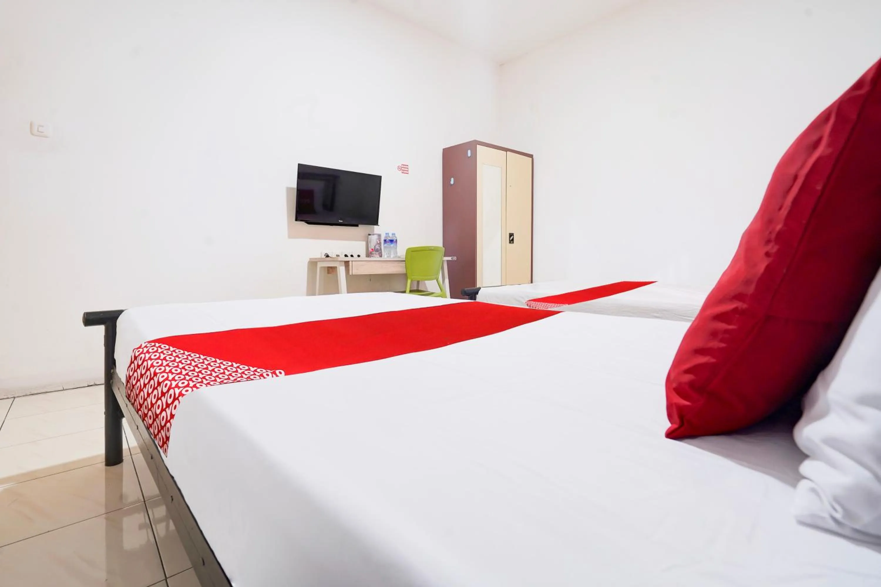 Bedroom, Bed in Hotel O Rappocini Near Rsia Paramount