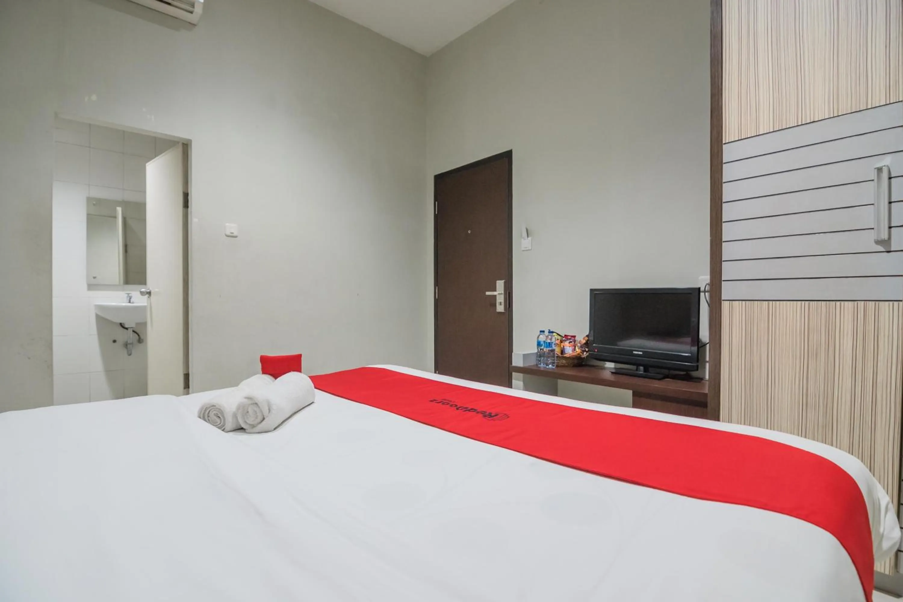 Bedroom, TV/Entertainment Center in RedDoorz Plus near Simpang Rimbo Jambi