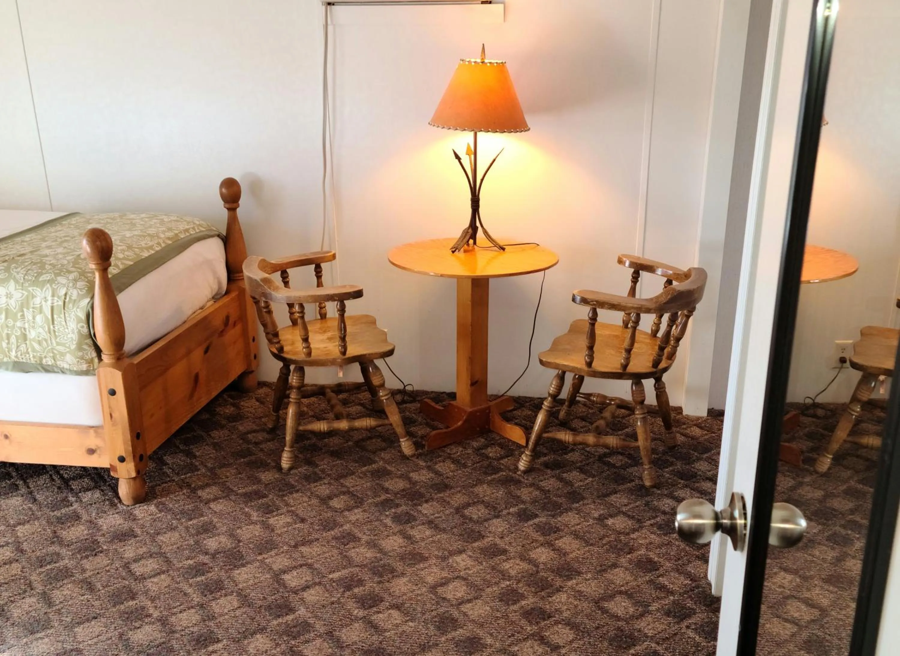 Seating area, Bed in Lee's Ferry Lodge at Vermilion Cliffs