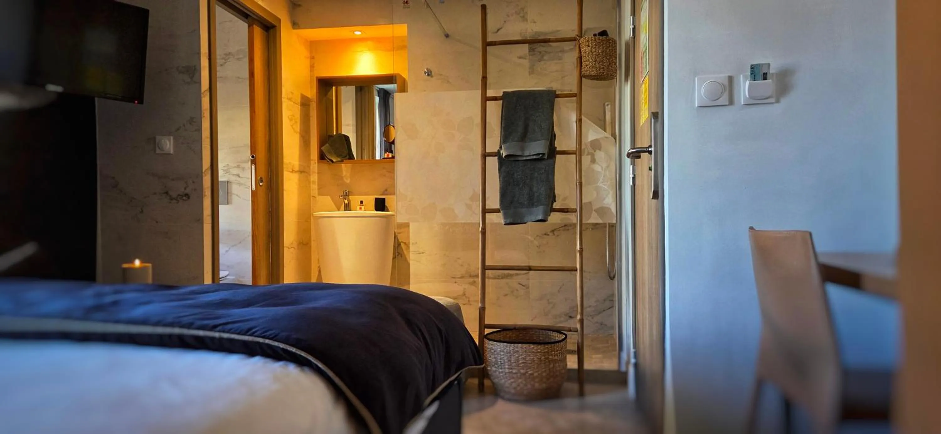 Bathroom, Bed in Le Petit Trianon et le Charme des Suites