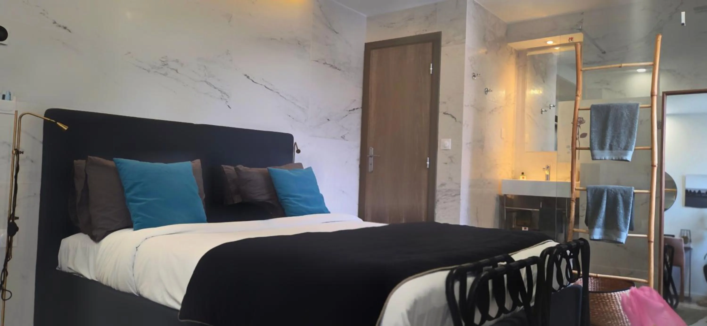 Bed in Le Petit Trianon et le Charme des Suites