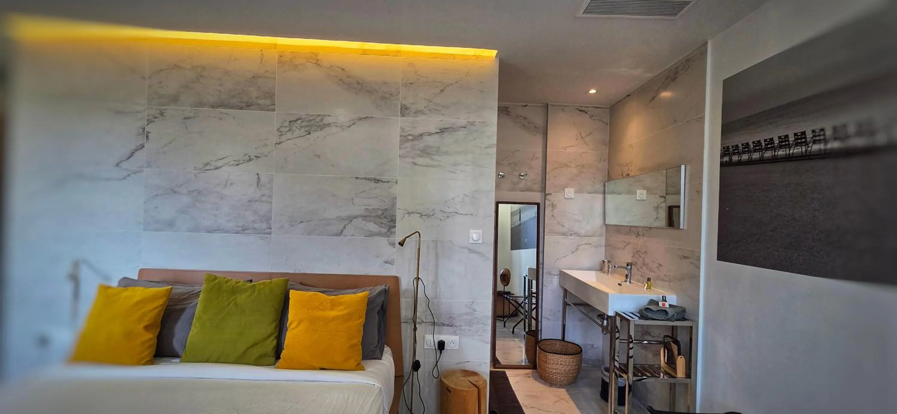 Bed in Le Petit Trianon et le Charme des Suites