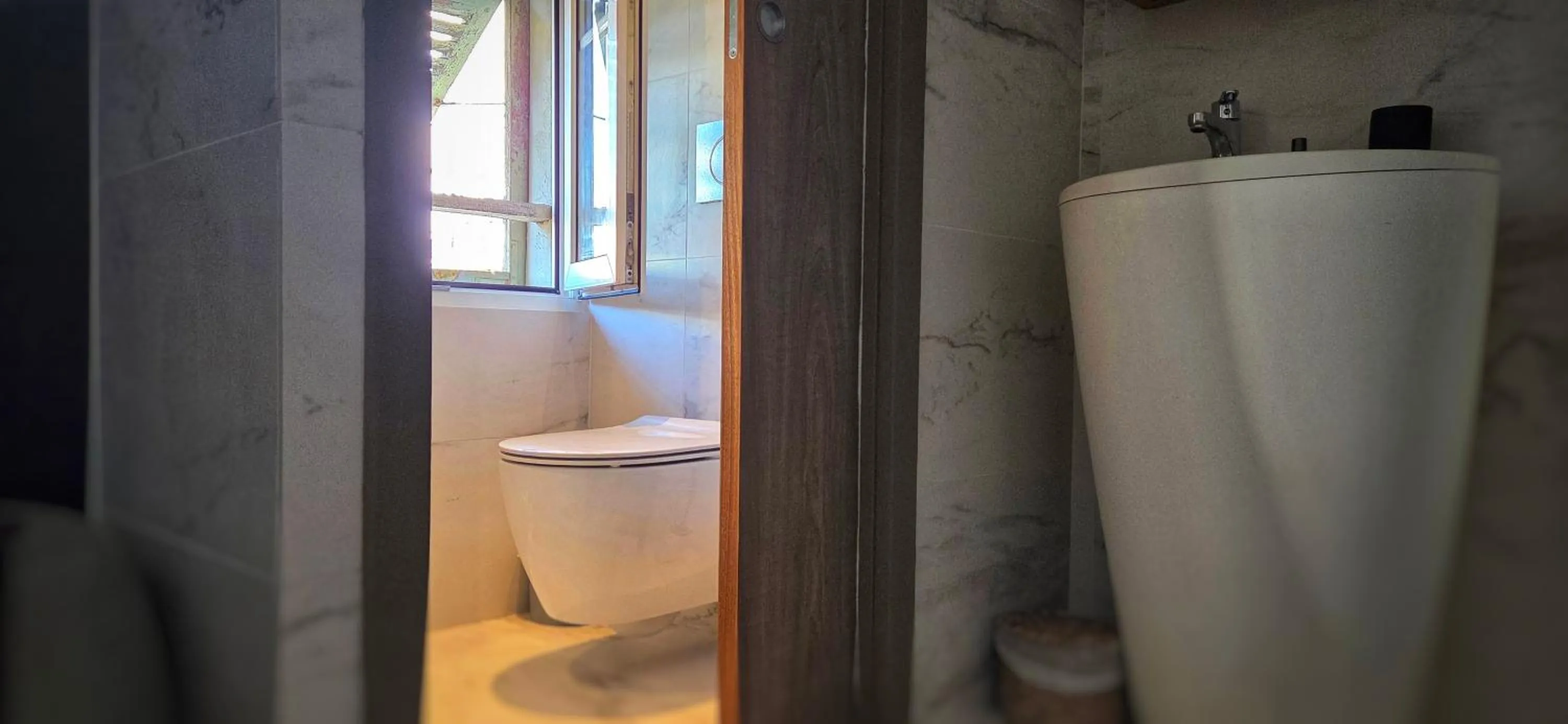 Toilet in Le Petit Trianon et le Charme des Suites