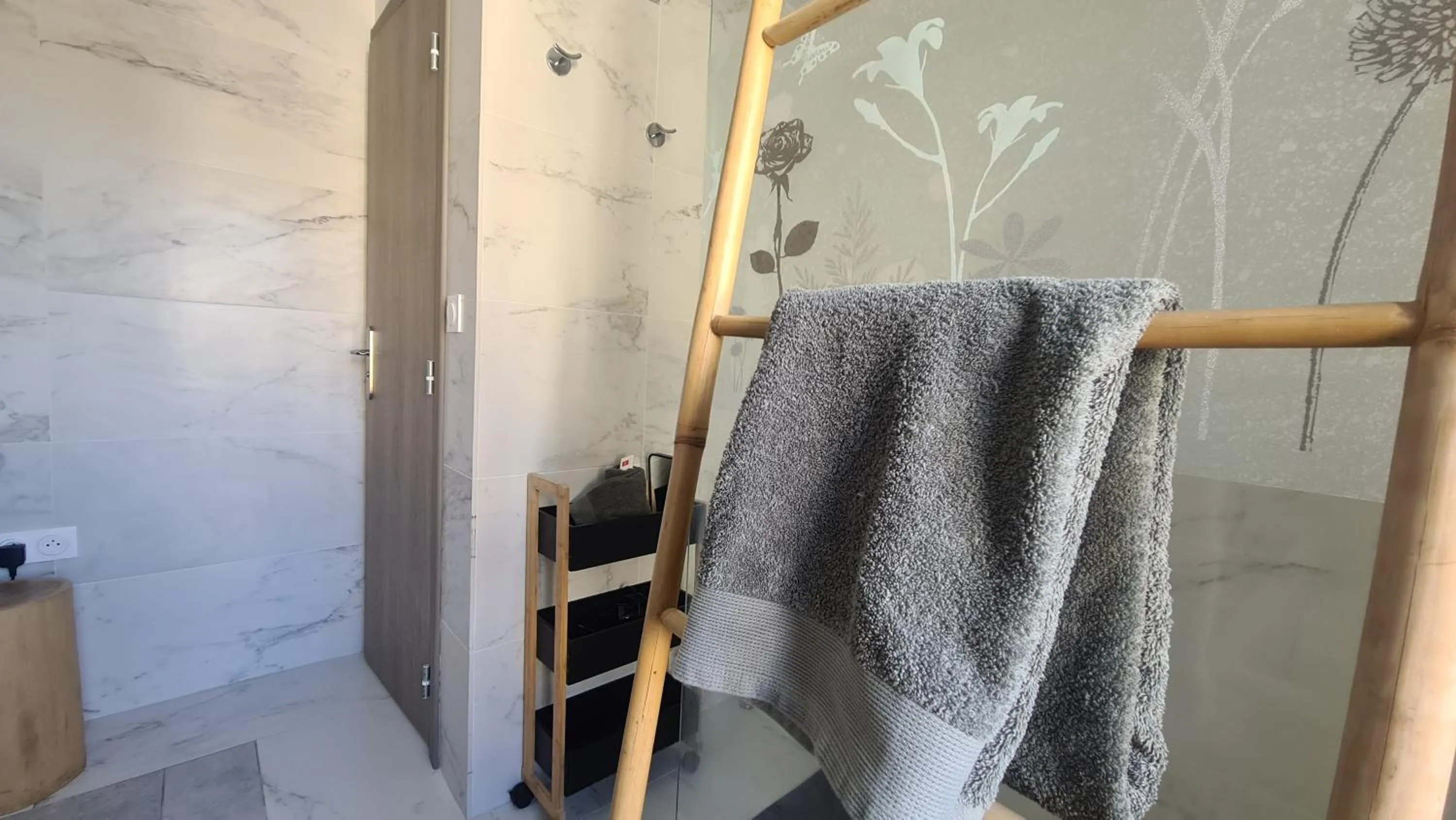 Shower in Le Petit Trianon et le Charme des Suites