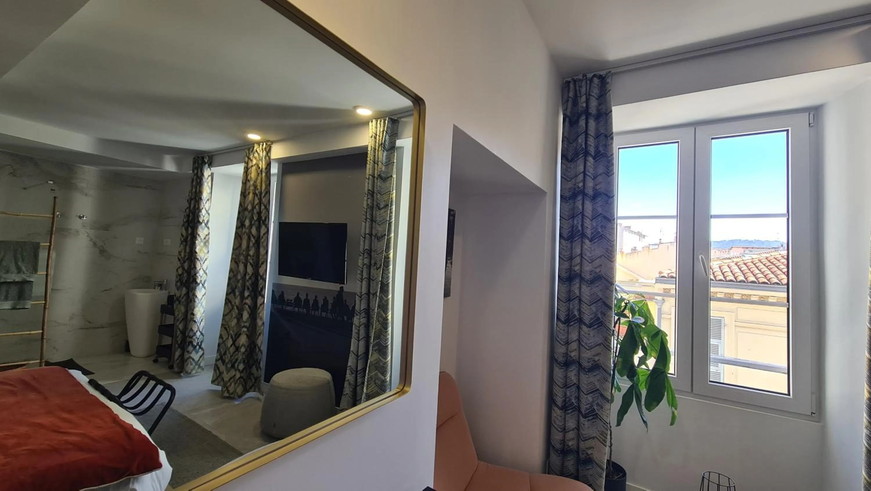 Bed in Le Petit Trianon et le Charme des Suites