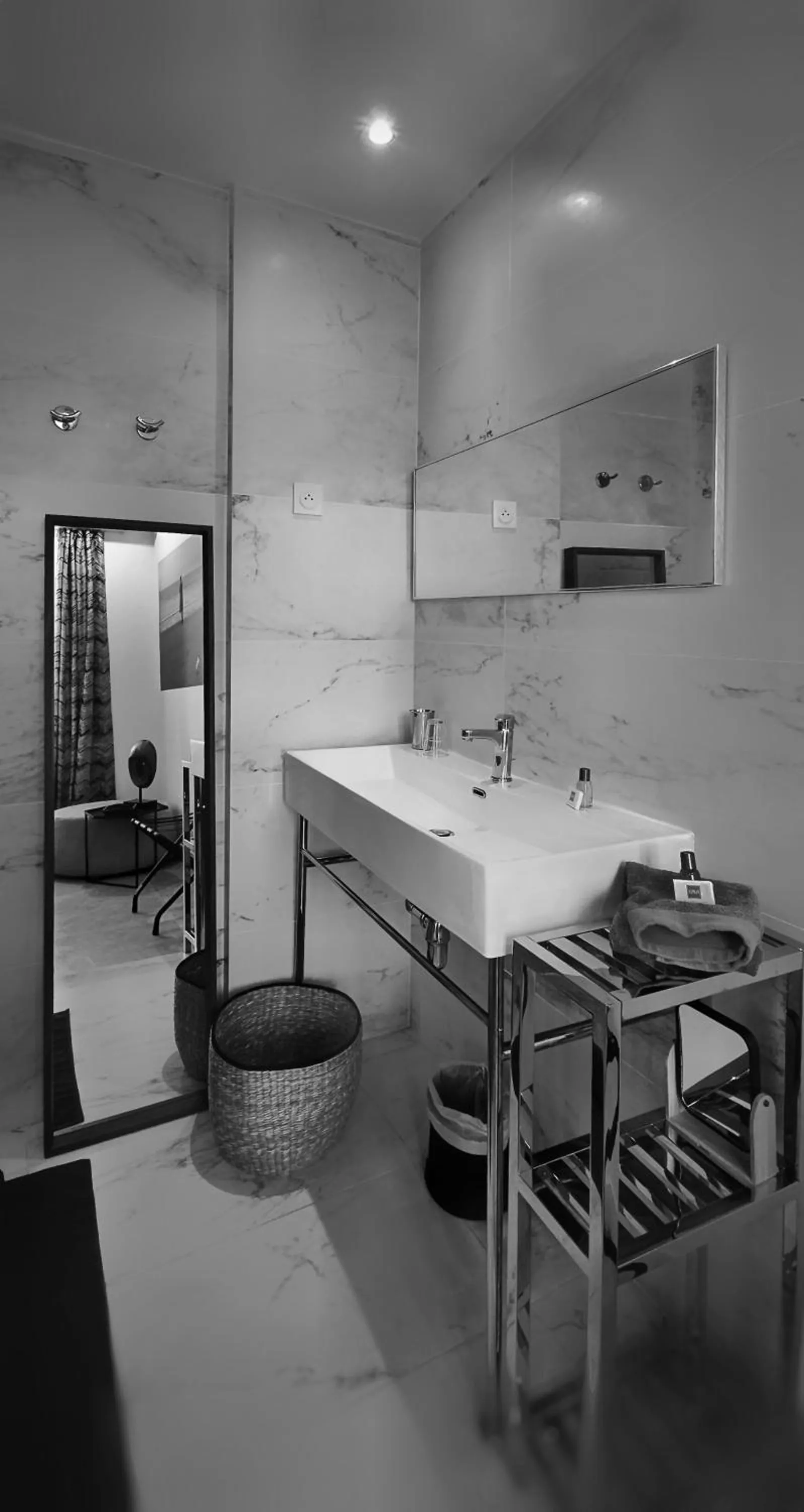 Bathroom in Le Petit Trianon et le Charme des Suites