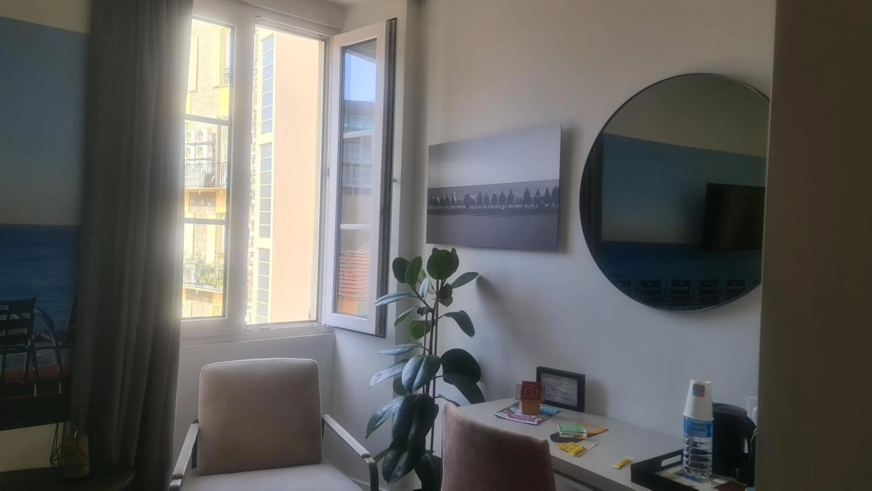 Coffee/tea facilities in Le Petit Trianon et le Charme des Suites