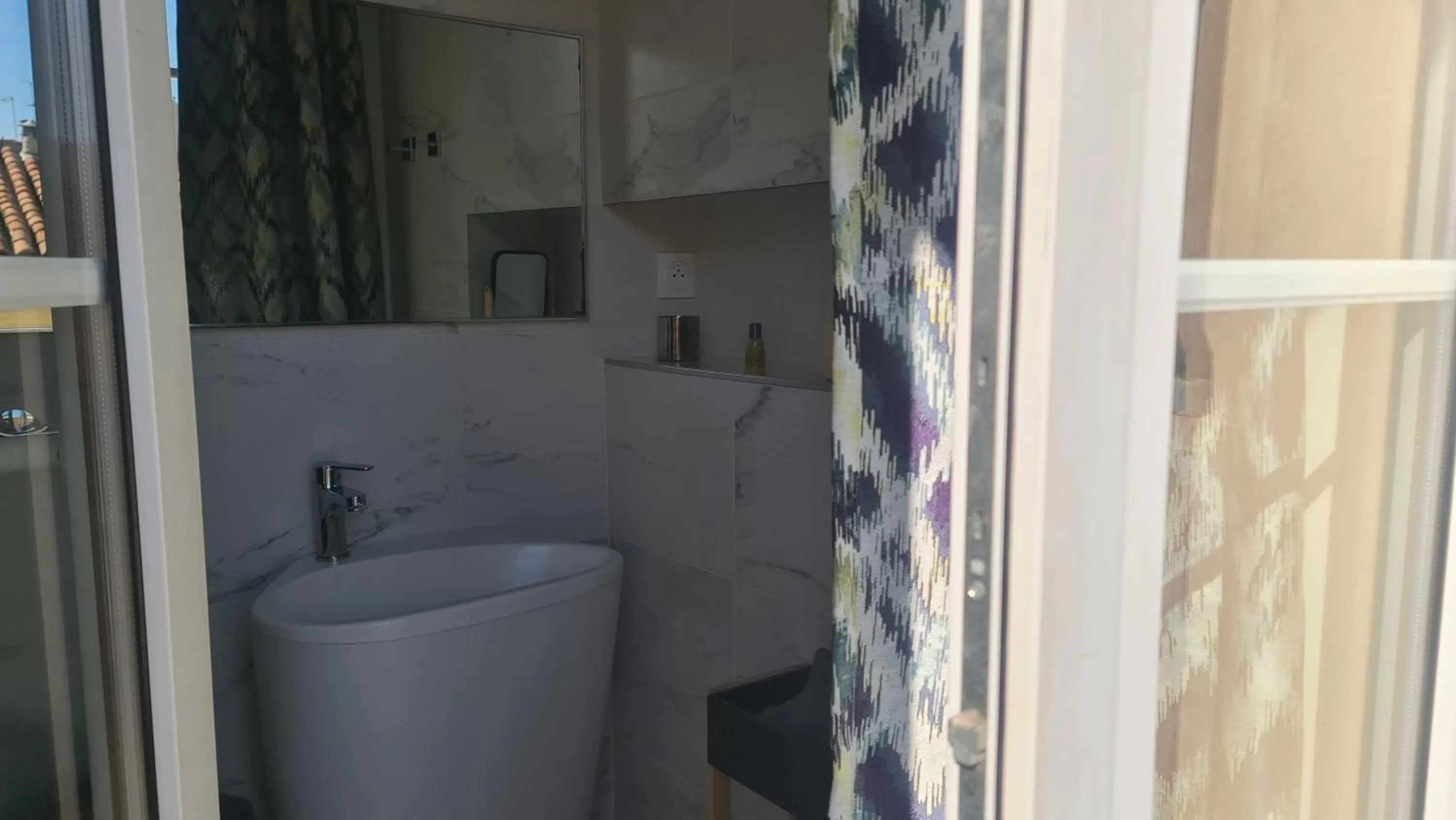 Bathroom in Le Petit Trianon et le Charme des Suites