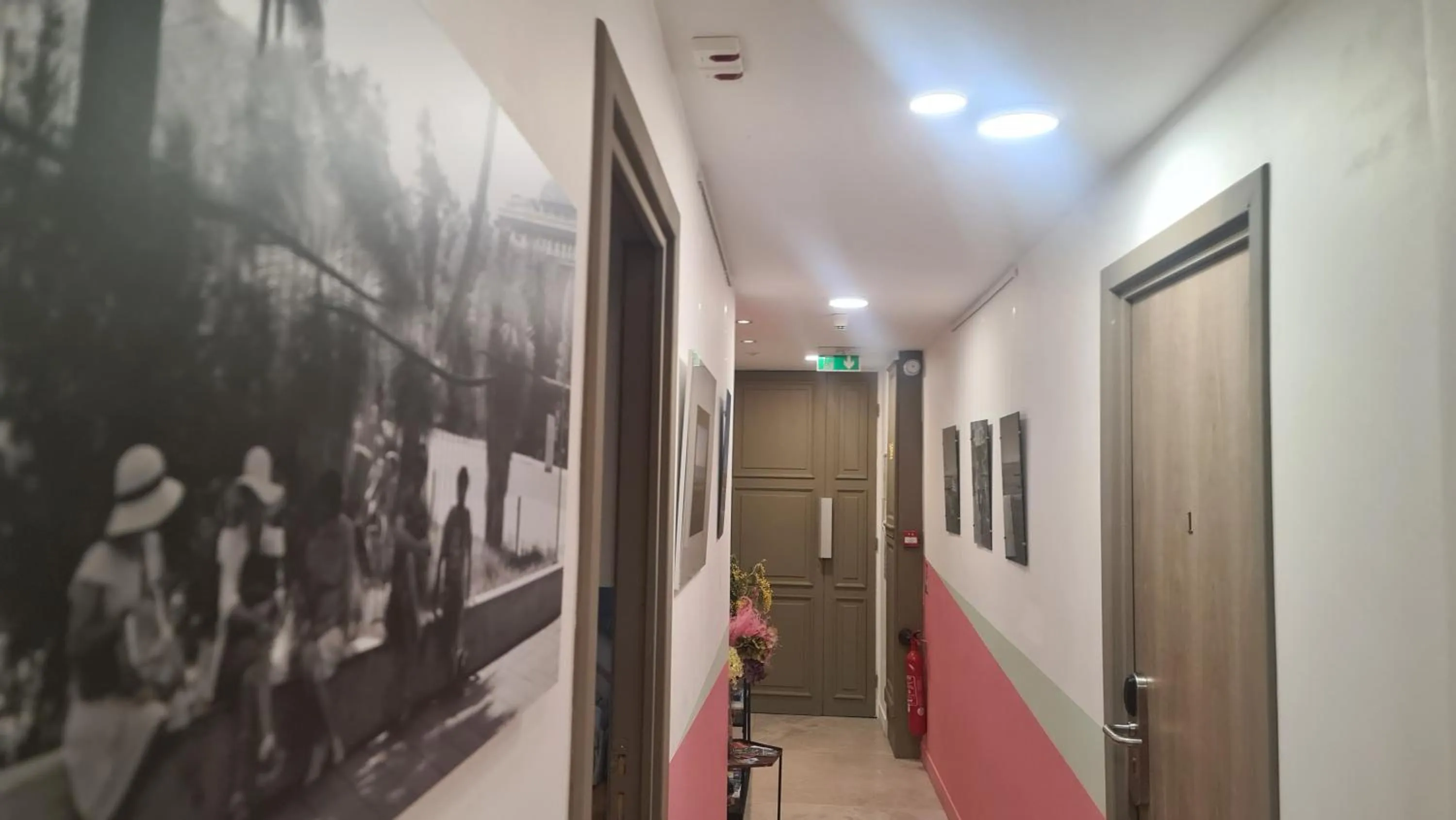 Facade/entrance in Le Petit Trianon et le Charme des Suites