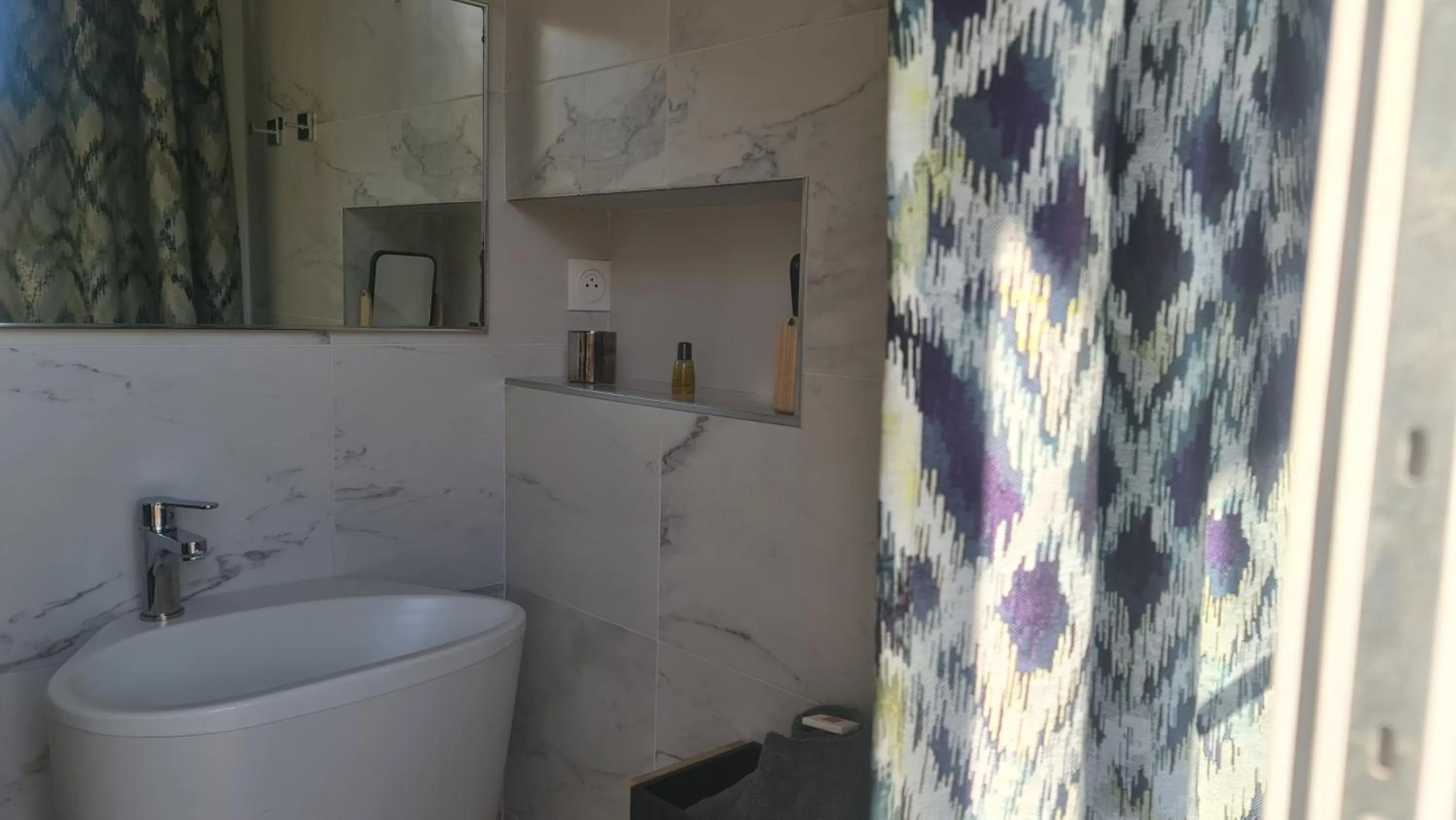 Bathroom in Le Petit Trianon et le Charme des Suites