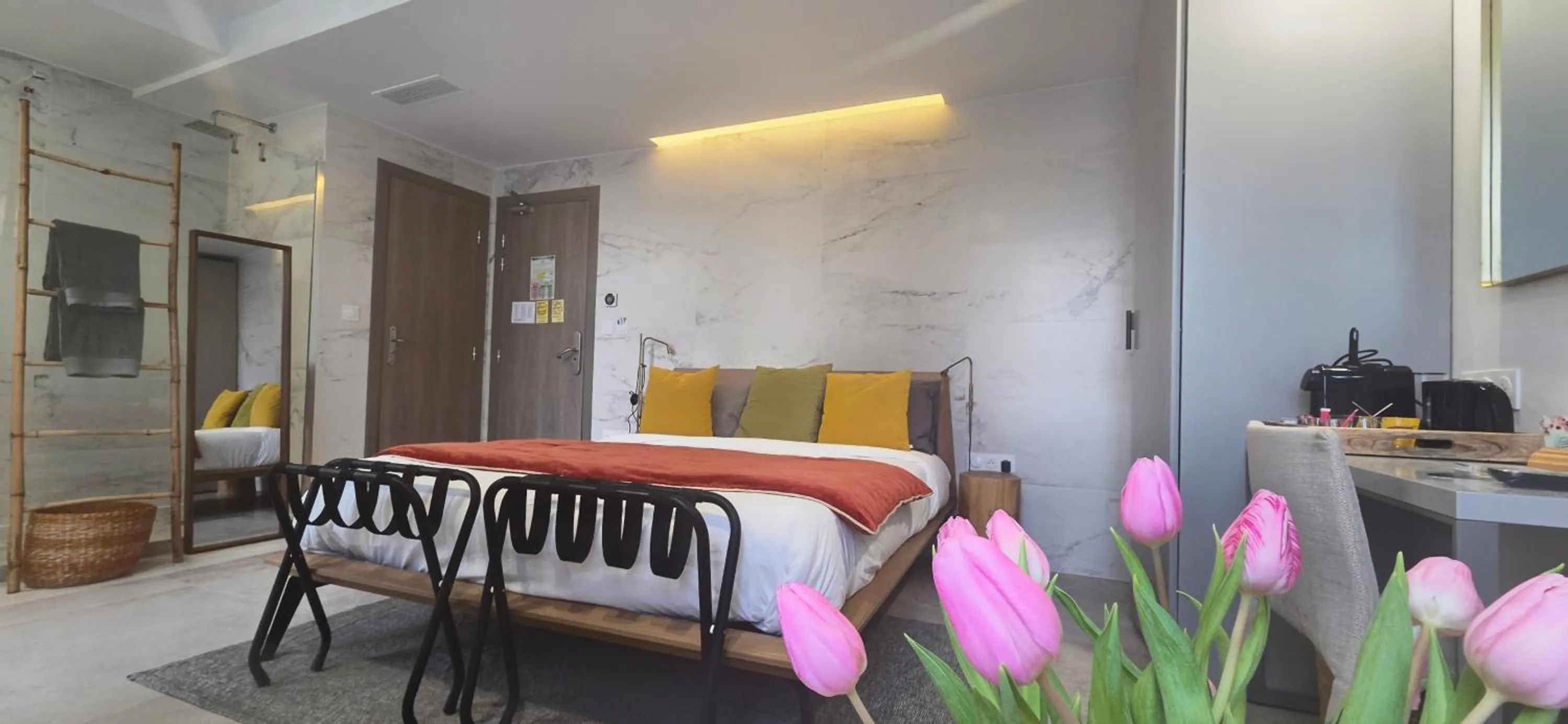 Shower in Le Petit Trianon et le Charme des Suites