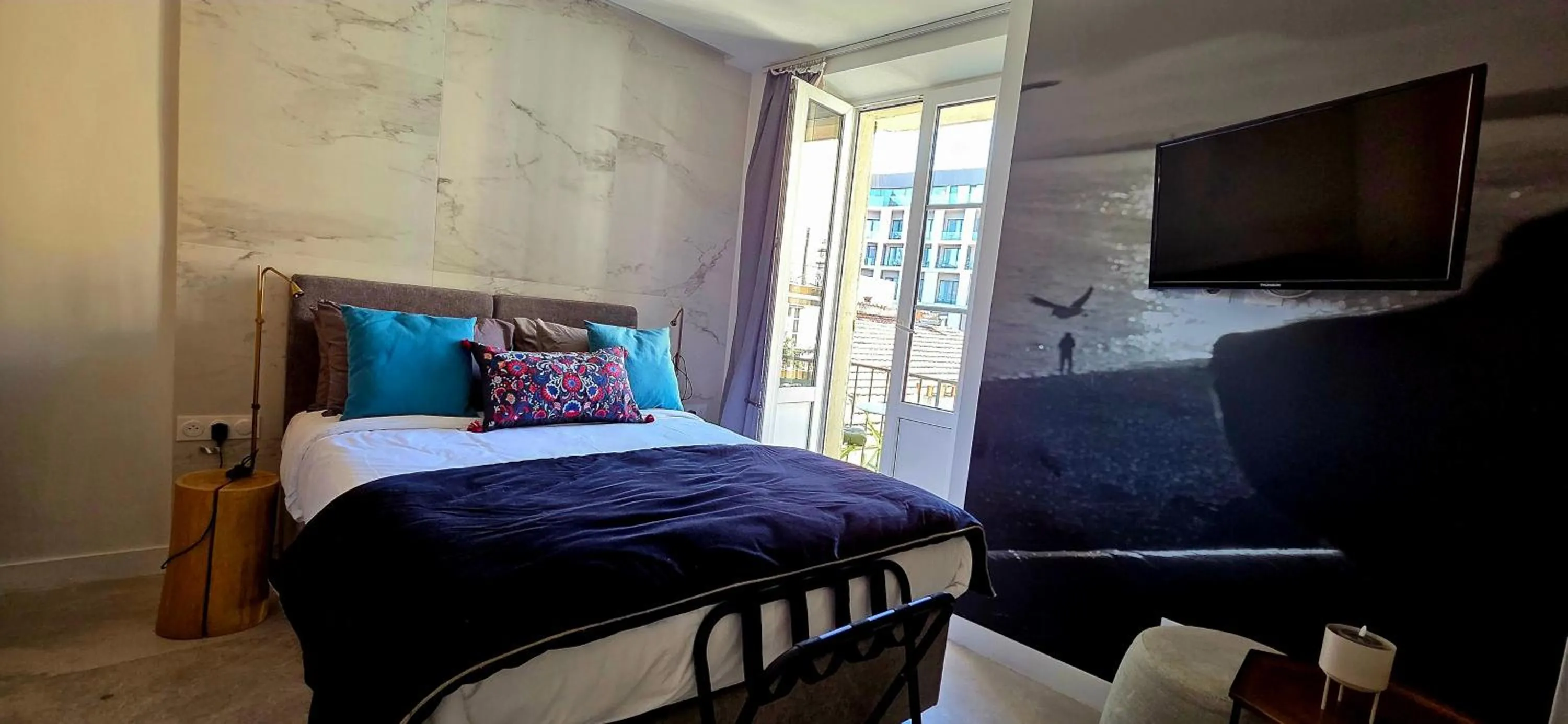 Communal lounge/ TV room, Bed in Le Petit Trianon et le Charme des Suites