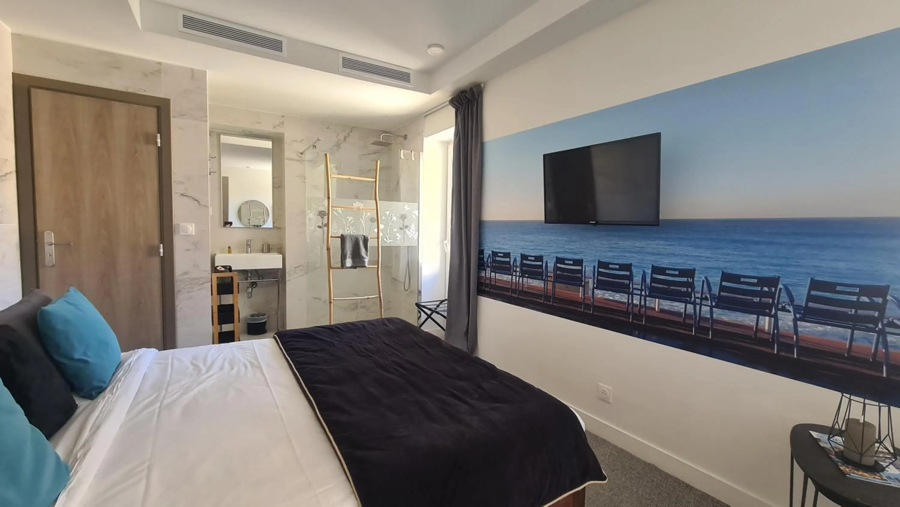 Bed in Le Petit Trianon et le Charme des Suites