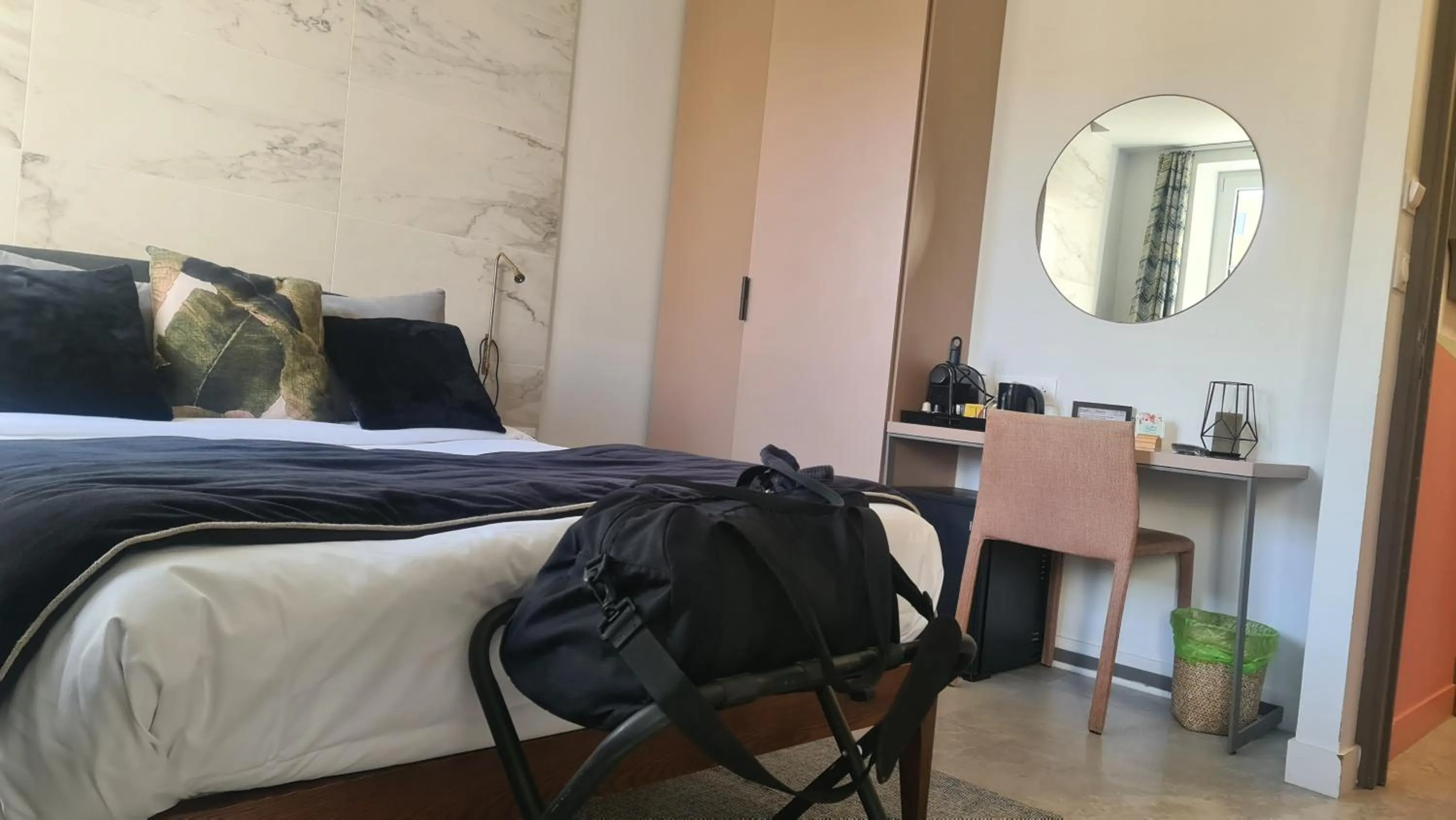 Bed in Le Petit Trianon et le Charme des Suites