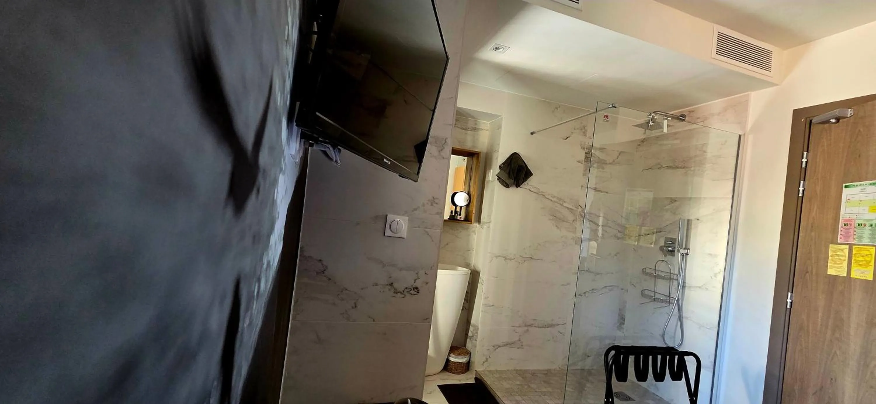 Shower in Le Petit Trianon et le Charme des Suites