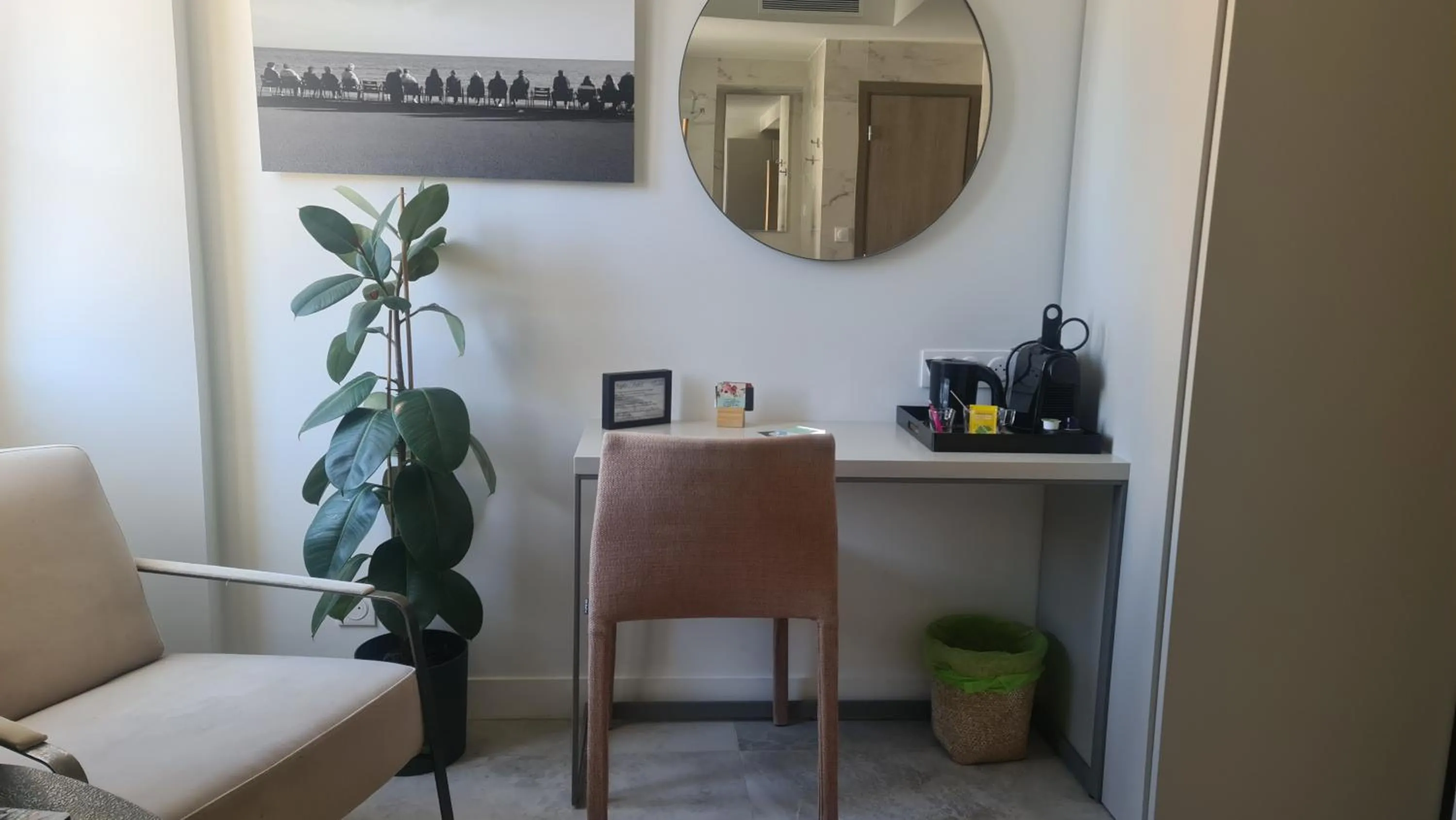 Coffee/tea facilities in Le Petit Trianon et le Charme des Suites