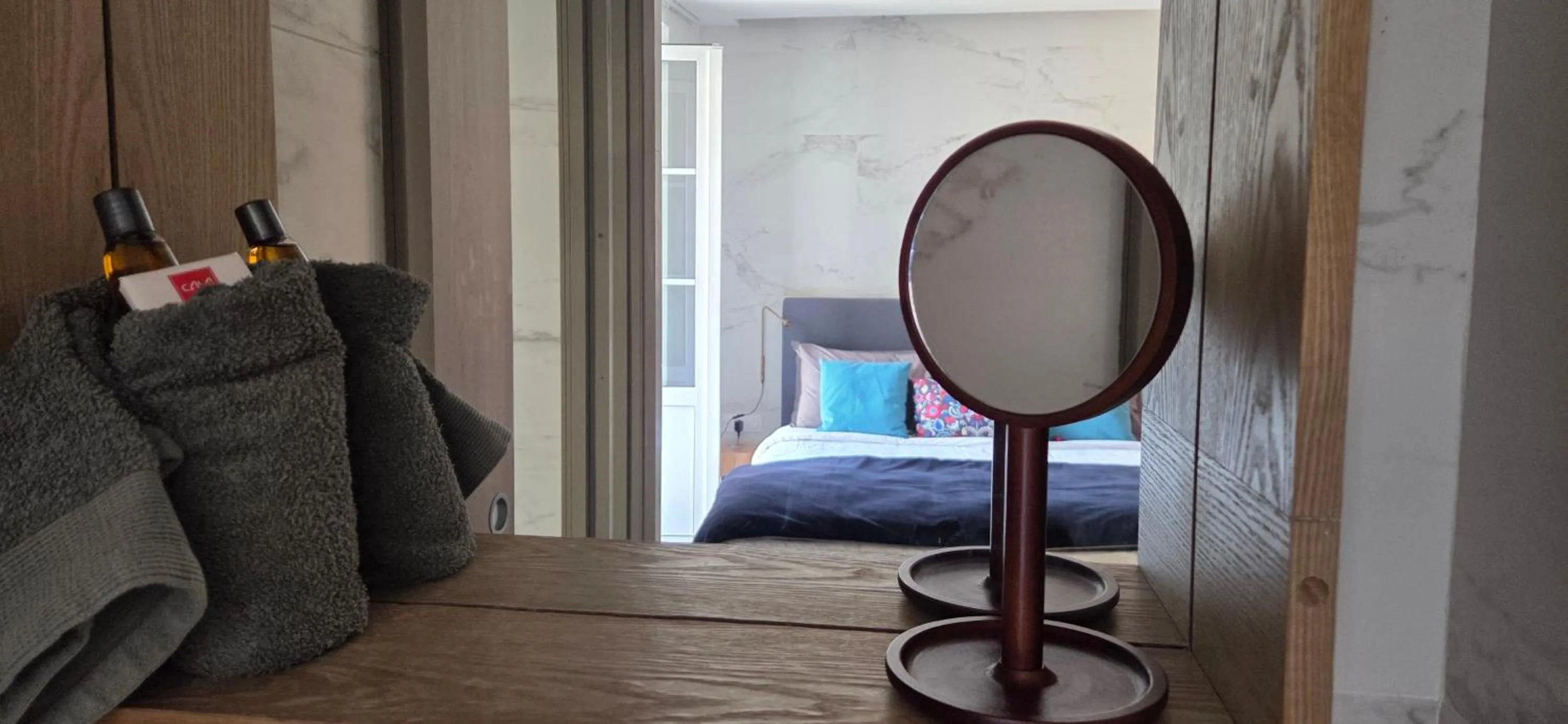 Bathroom, Bed in Le Petit Trianon et le Charme des Suites