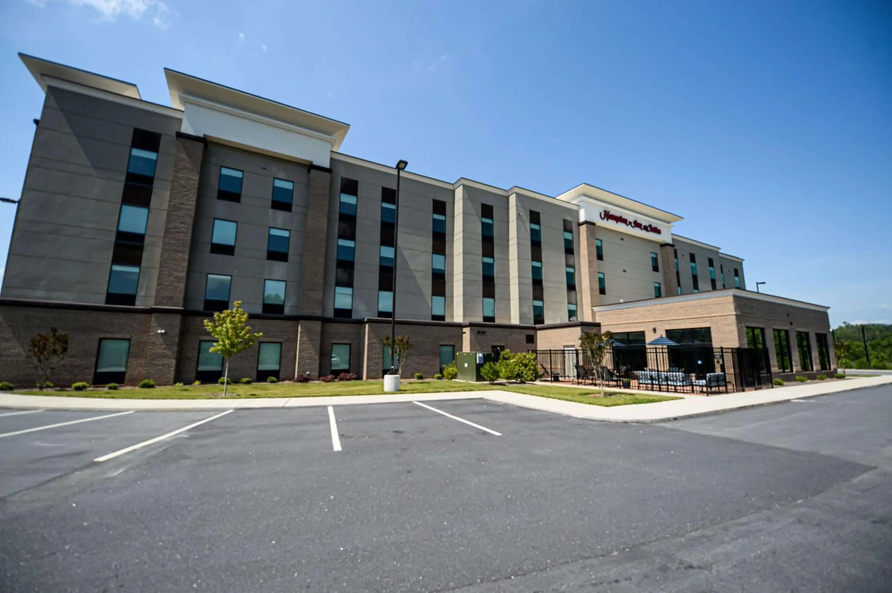 Property building in Hampton Inn & Suites Lenoir, NC