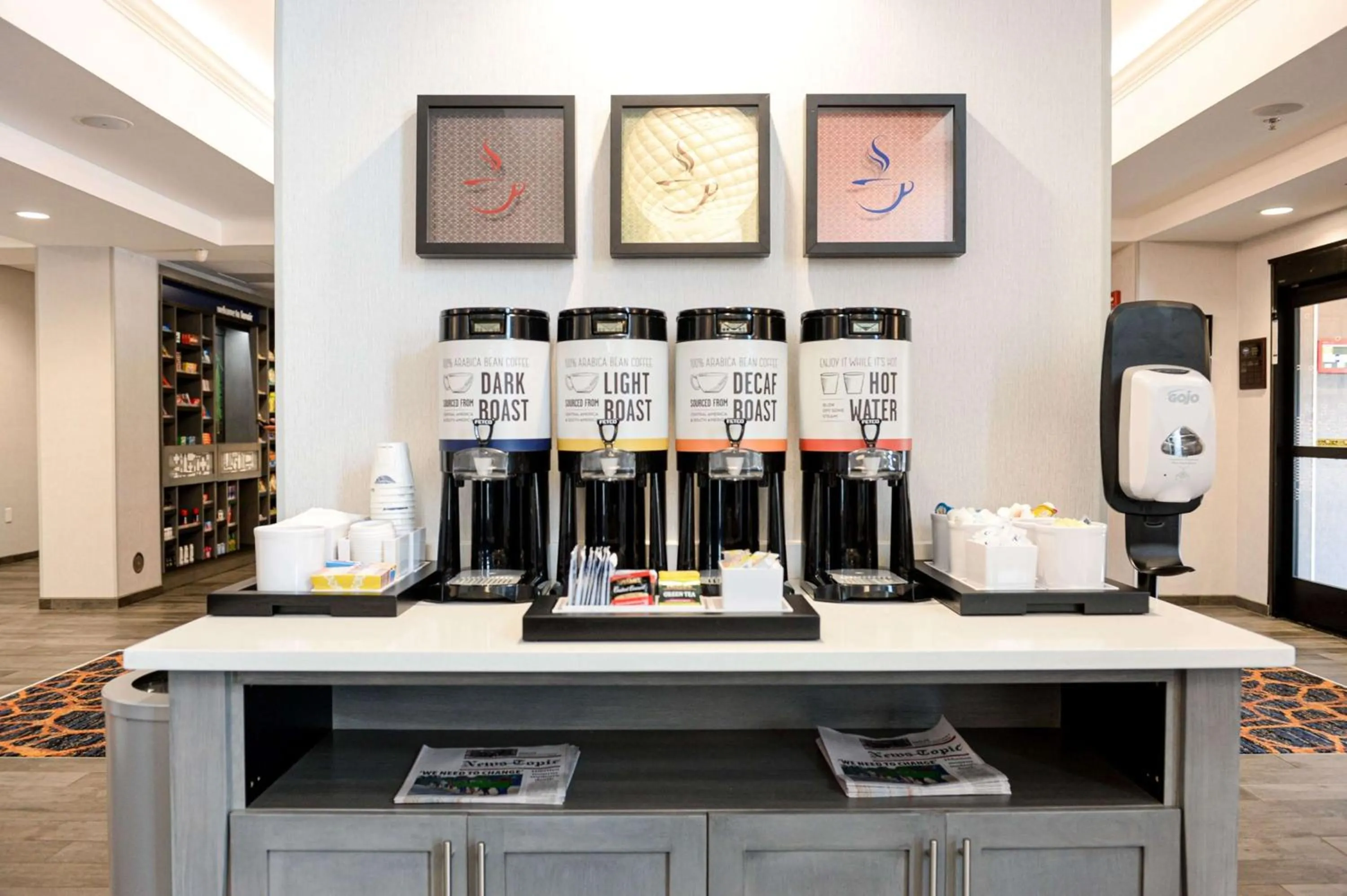 Dining area in Hampton Inn & Suites Lenoir, NC