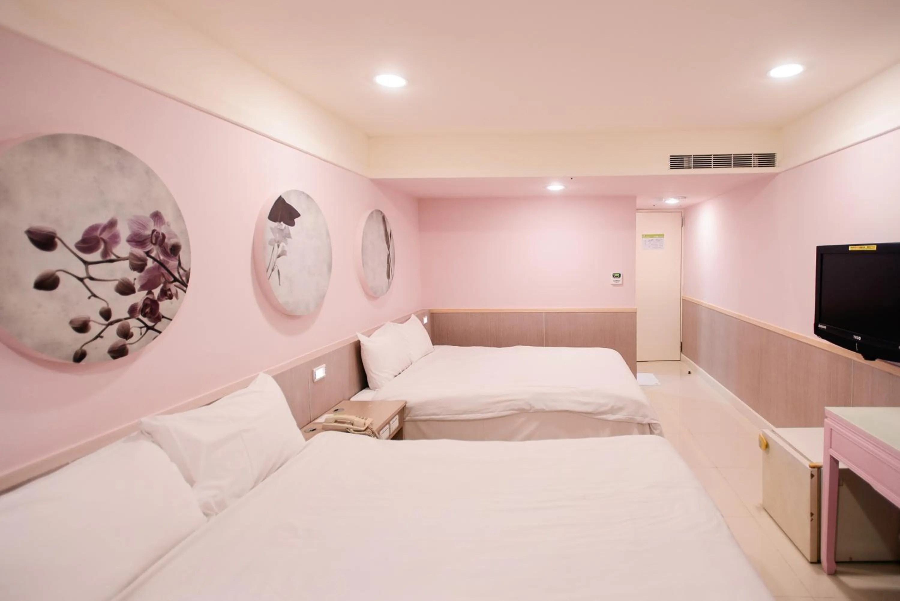 Photo of the whole room, Bed in KIWI-Taichung Station Branch 1