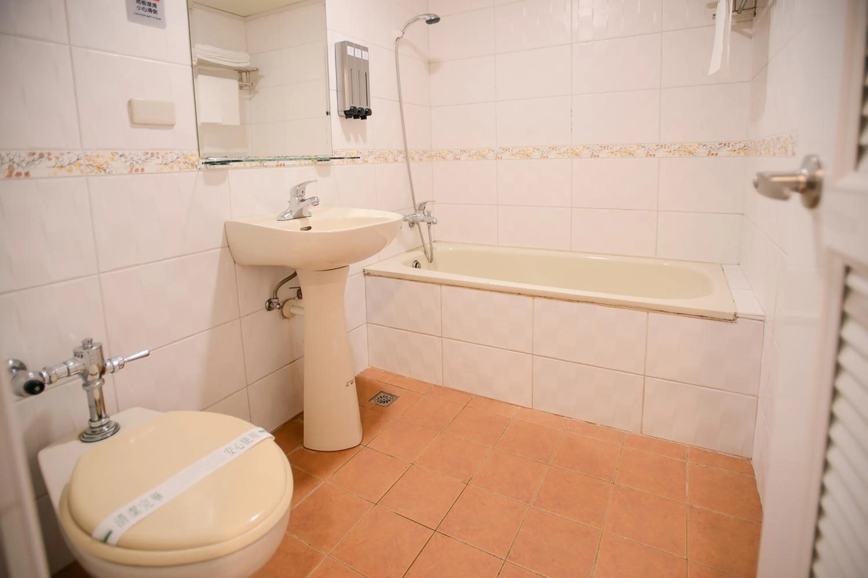 Bathroom in KIWI-Taichung Station Branch 1