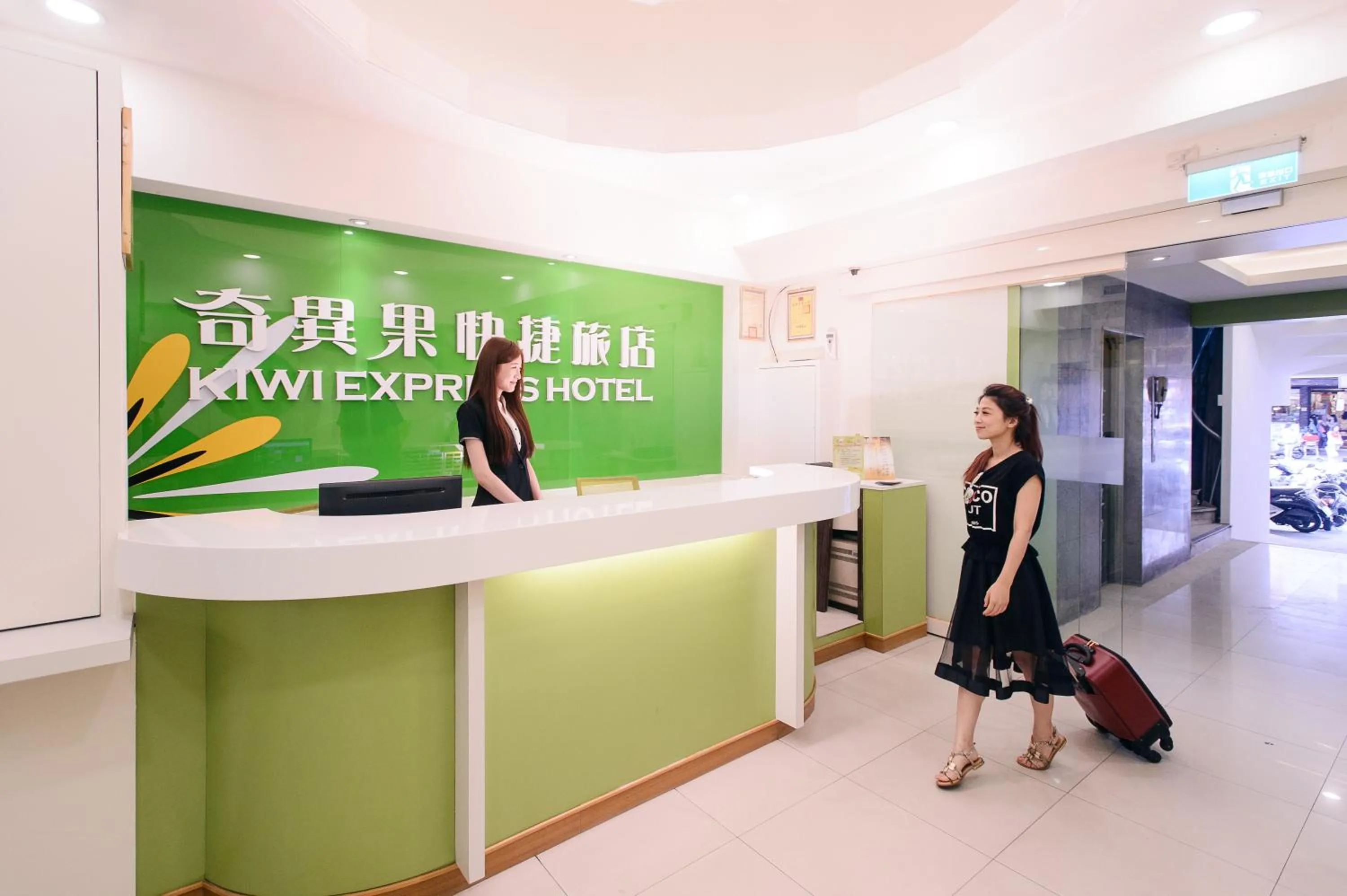 Staff in KIWI-Taichung Station Branch 1