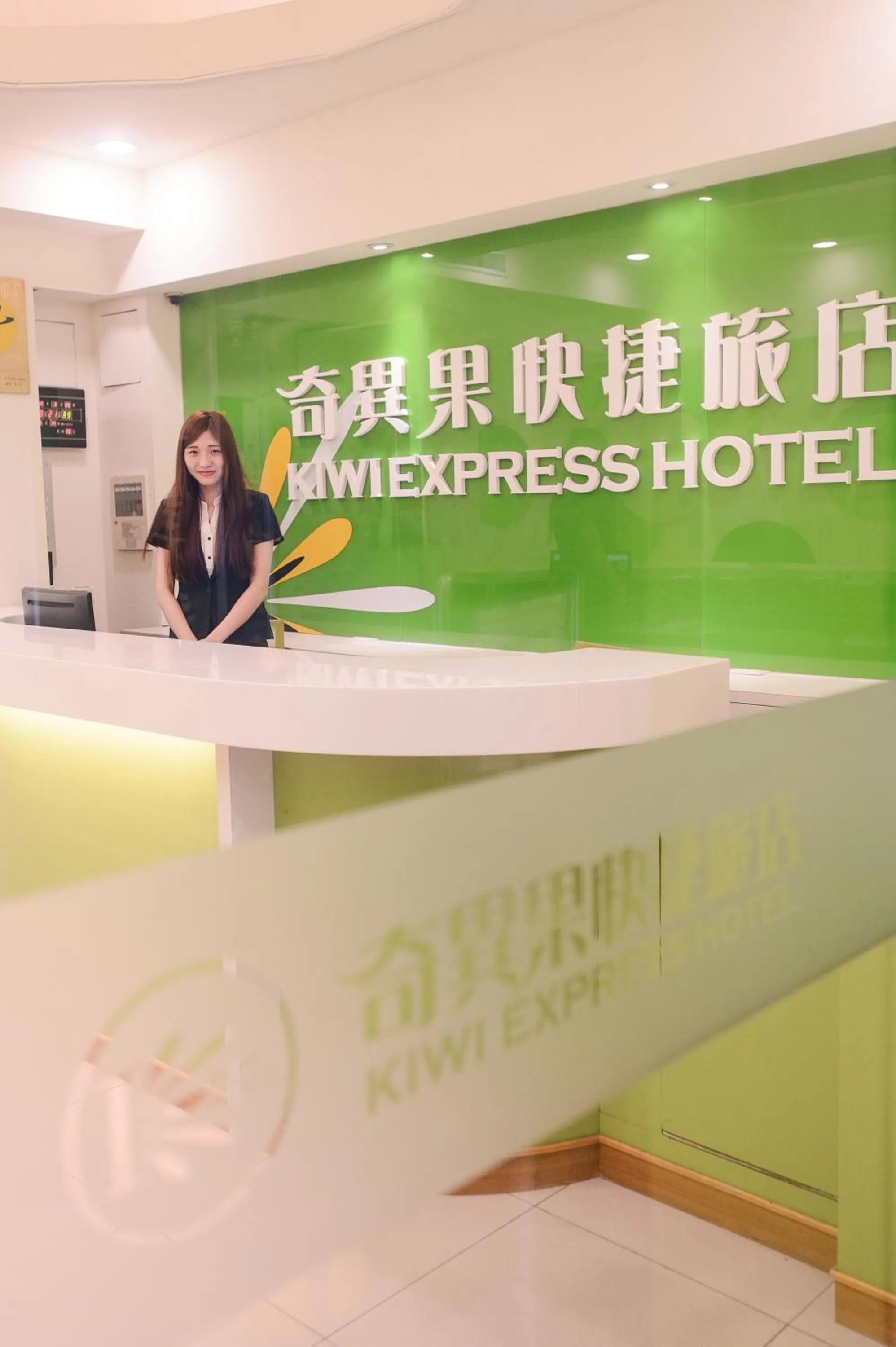 Staff in KIWI-Taichung Station Branch 1