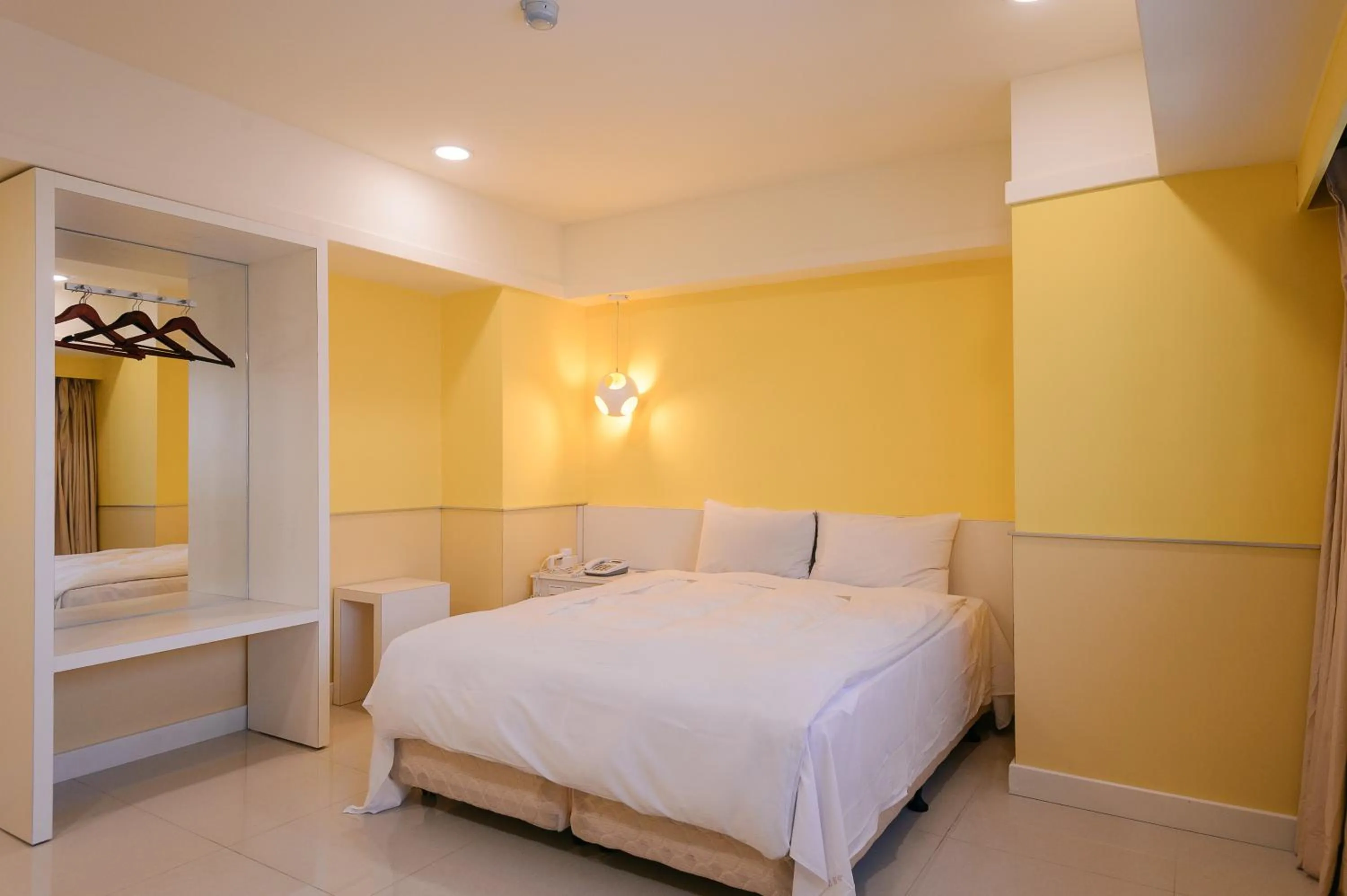 Bedroom, Bed in KIWI-Taichung Station Branch 1
