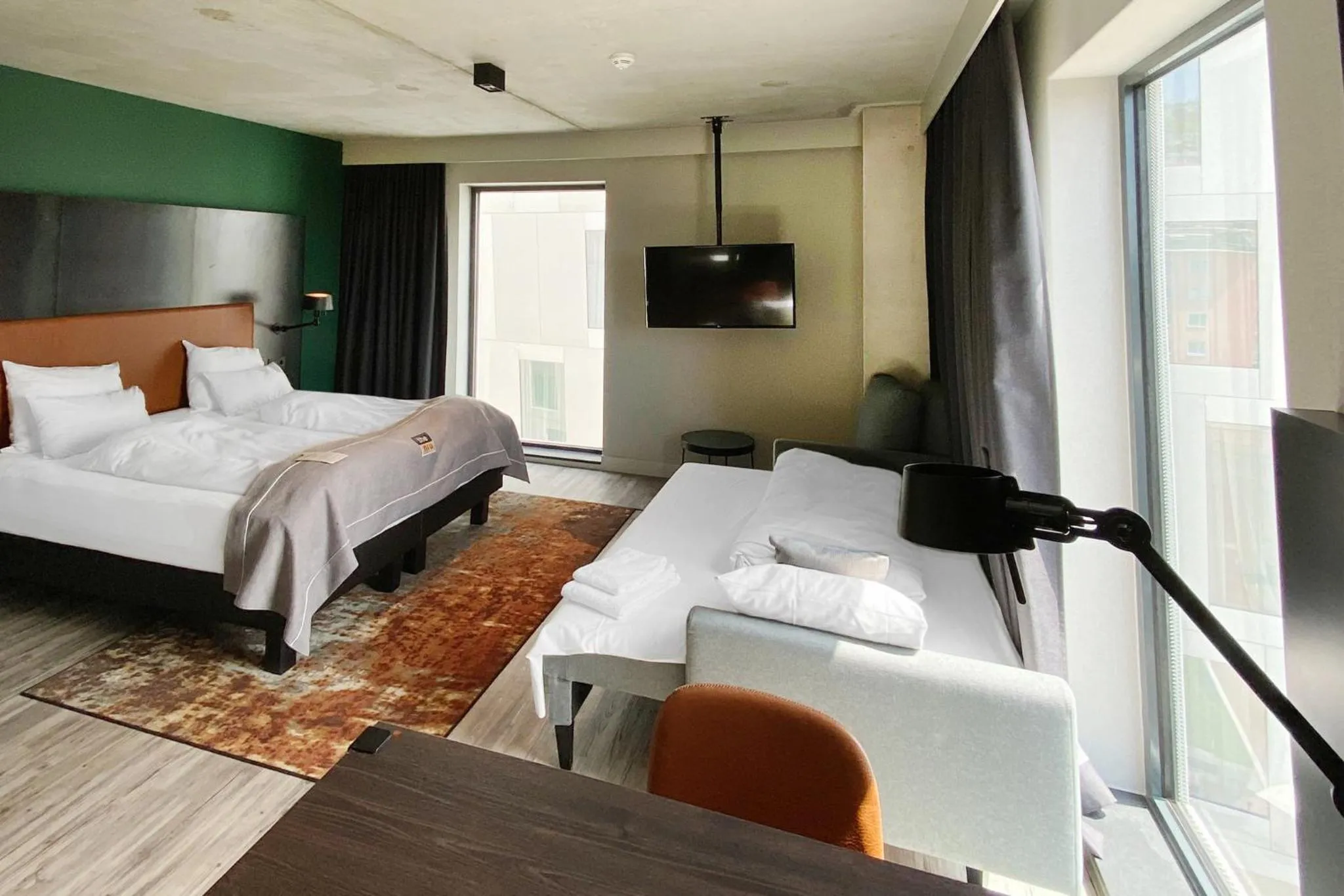 Photo of the whole room, Bed in Holiday Inn - the niu, Fender Amsterdam