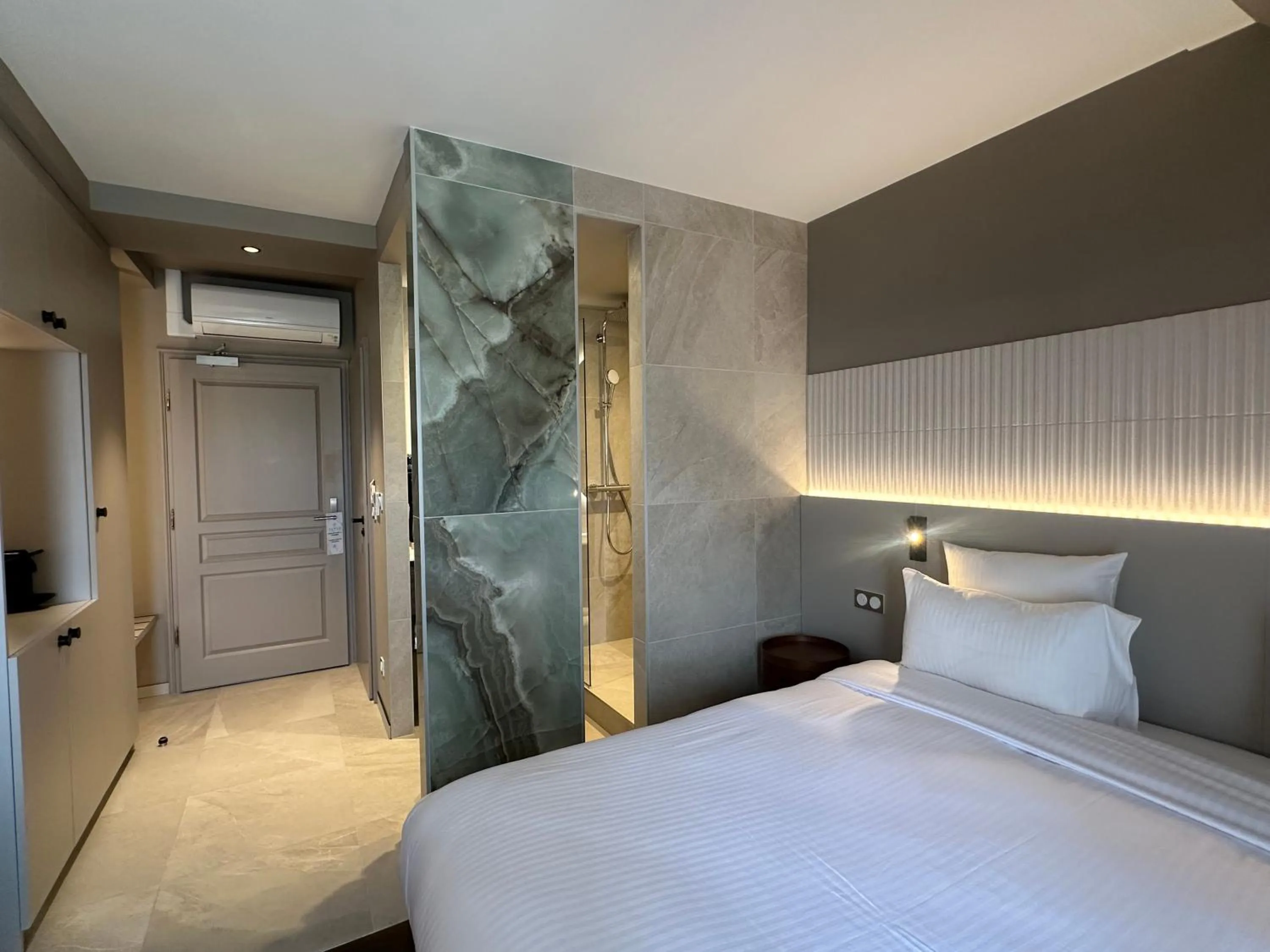 Bedroom, Bed in James Vignoble Hôtel, Eguisheim