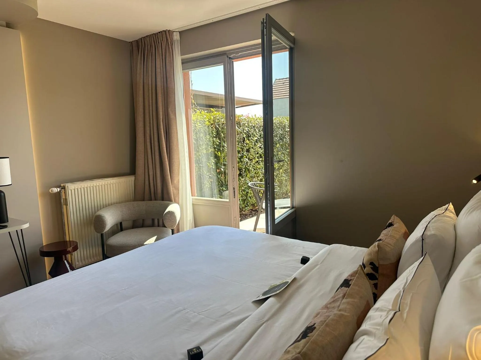 Patio, Bed in James Vignoble Hôtel, Eguisheim