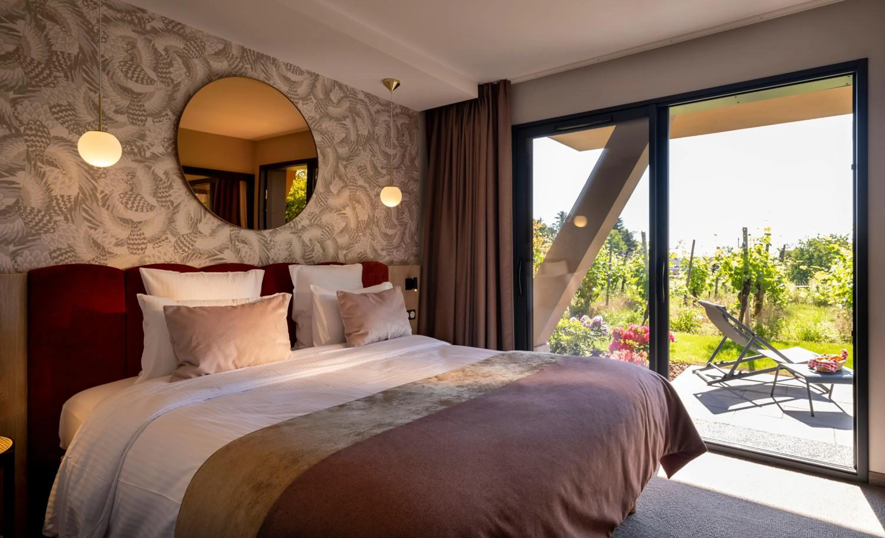 Patio, Bed in James Vignoble Hôtel, Eguisheim