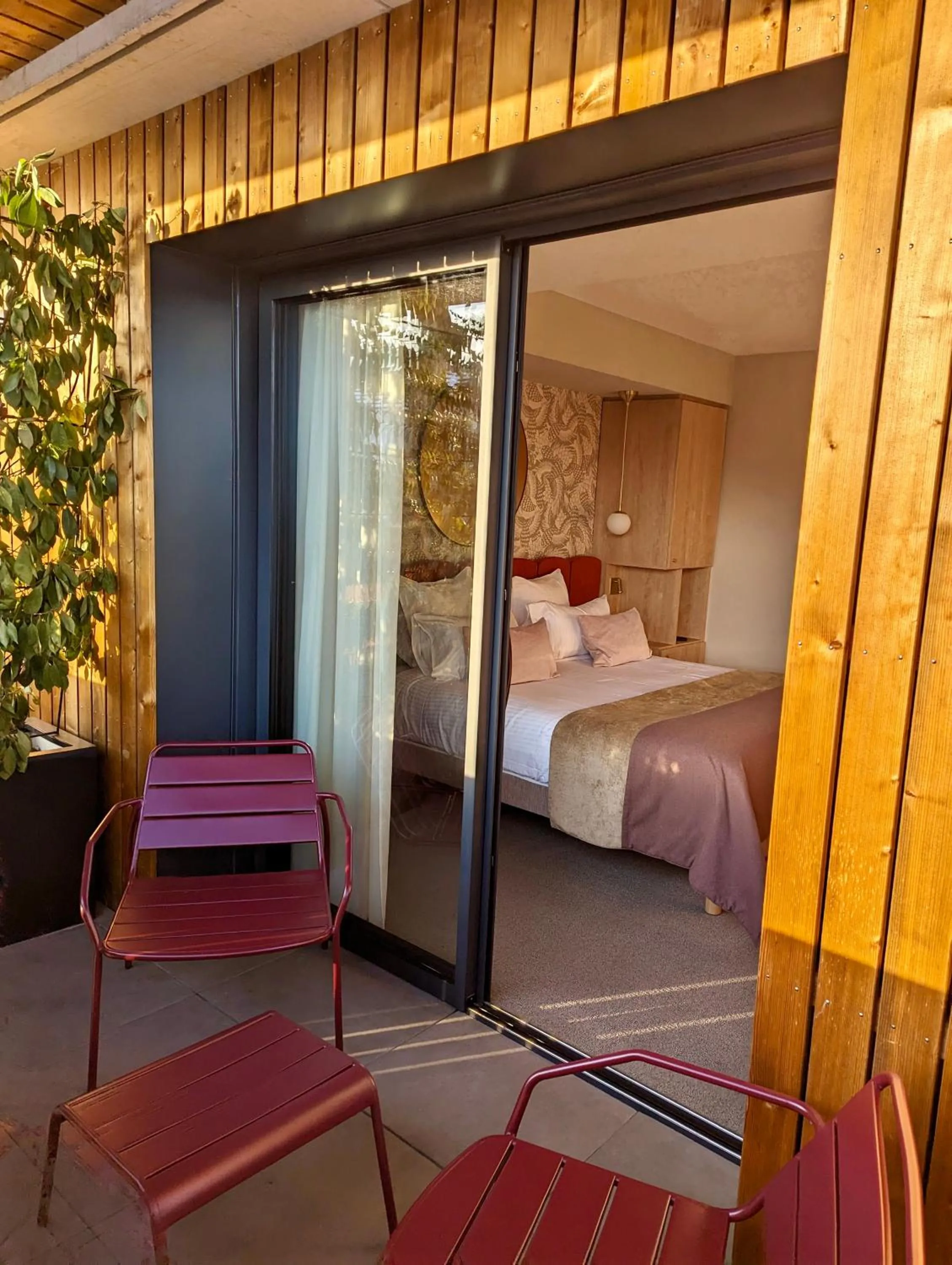 Balcony/Terrace, Bed in James Vignoble Hôtel, Eguisheim