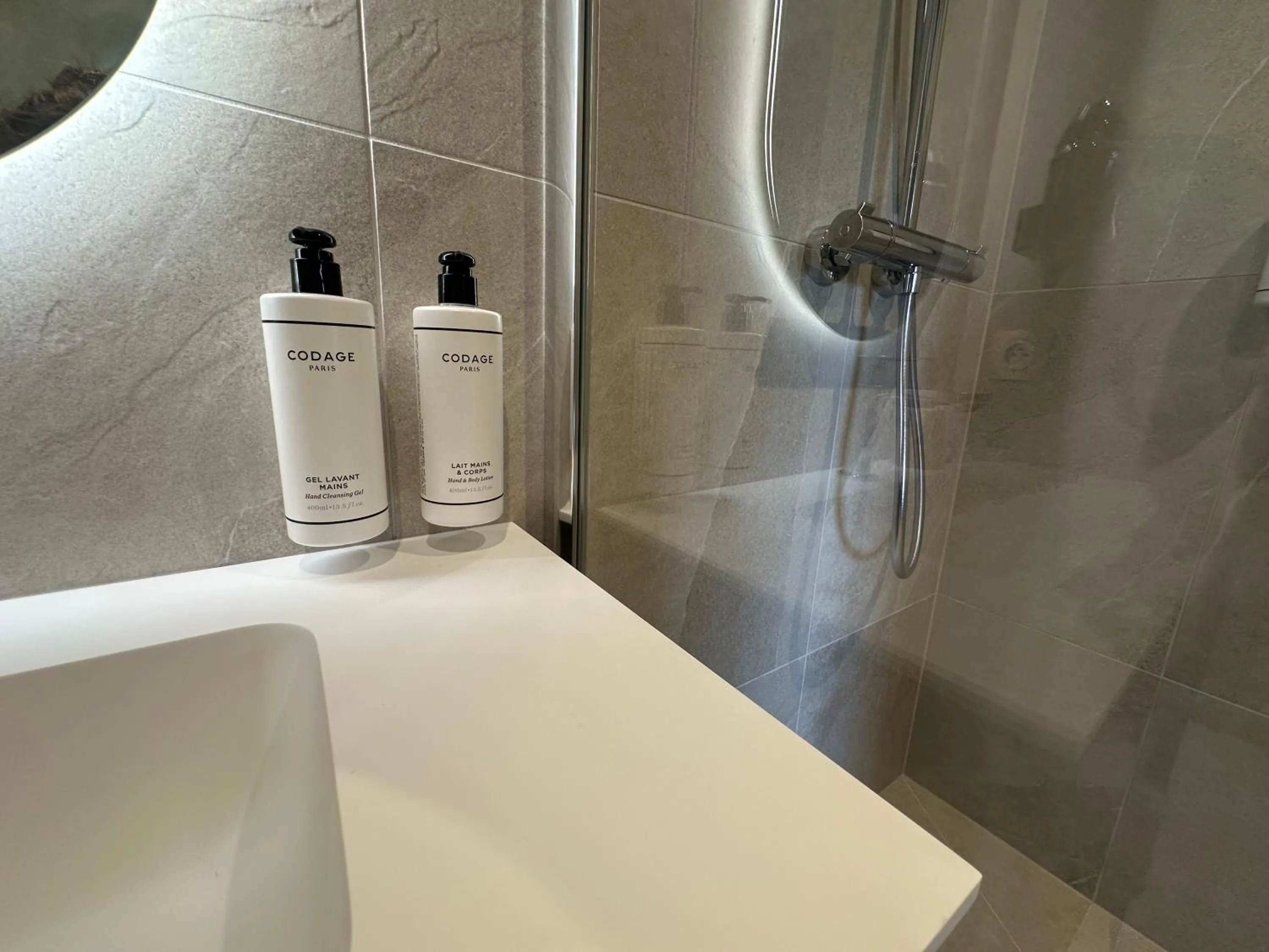 Shower in James Vignoble Hôtel, Eguisheim